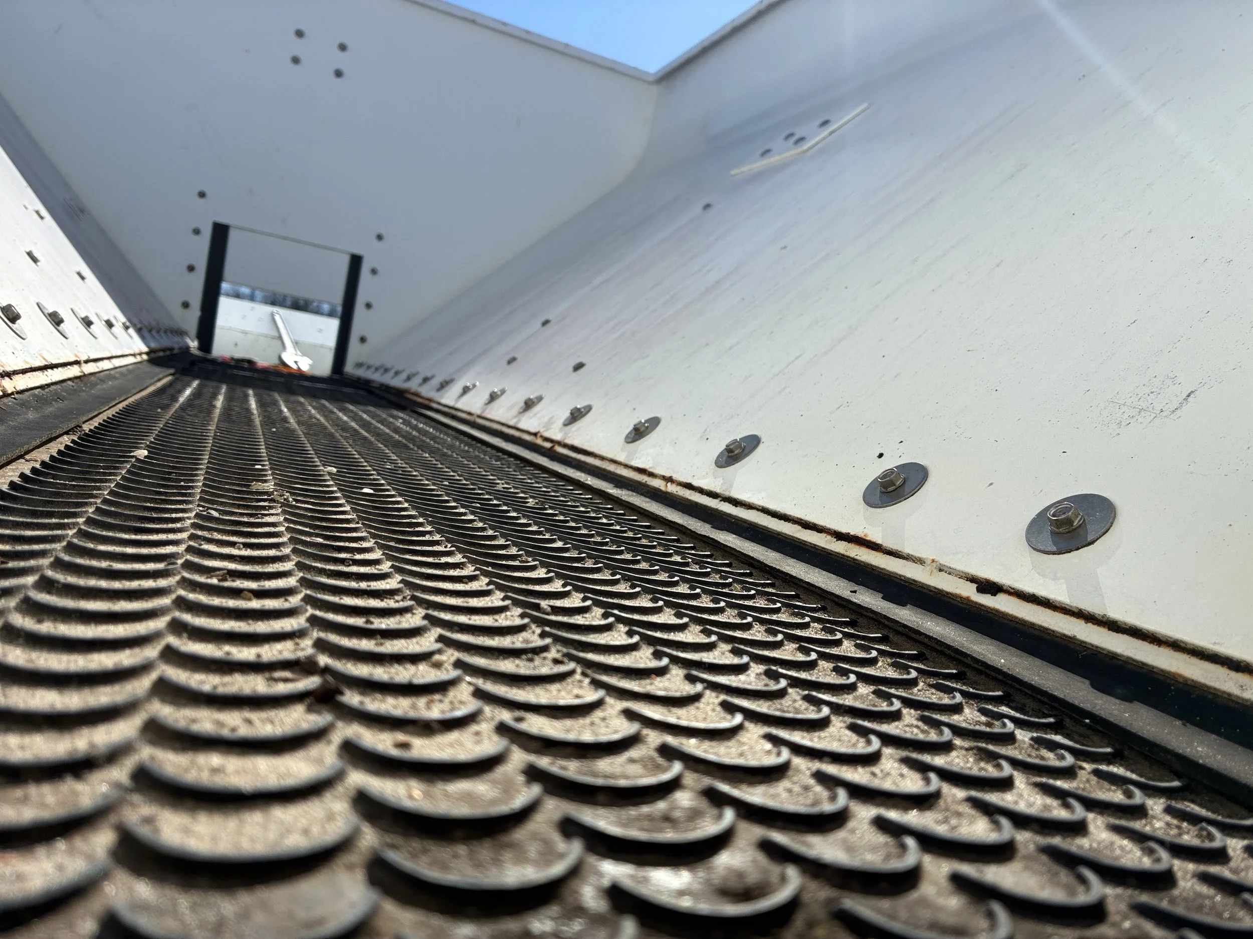 Dakota 440 spreader with blender,side conveyor