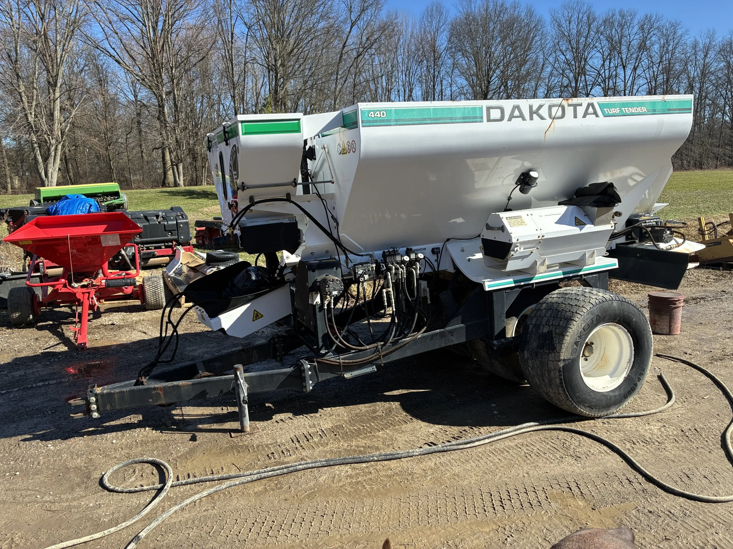 Dakota 440 spreader with blender,side conveyor