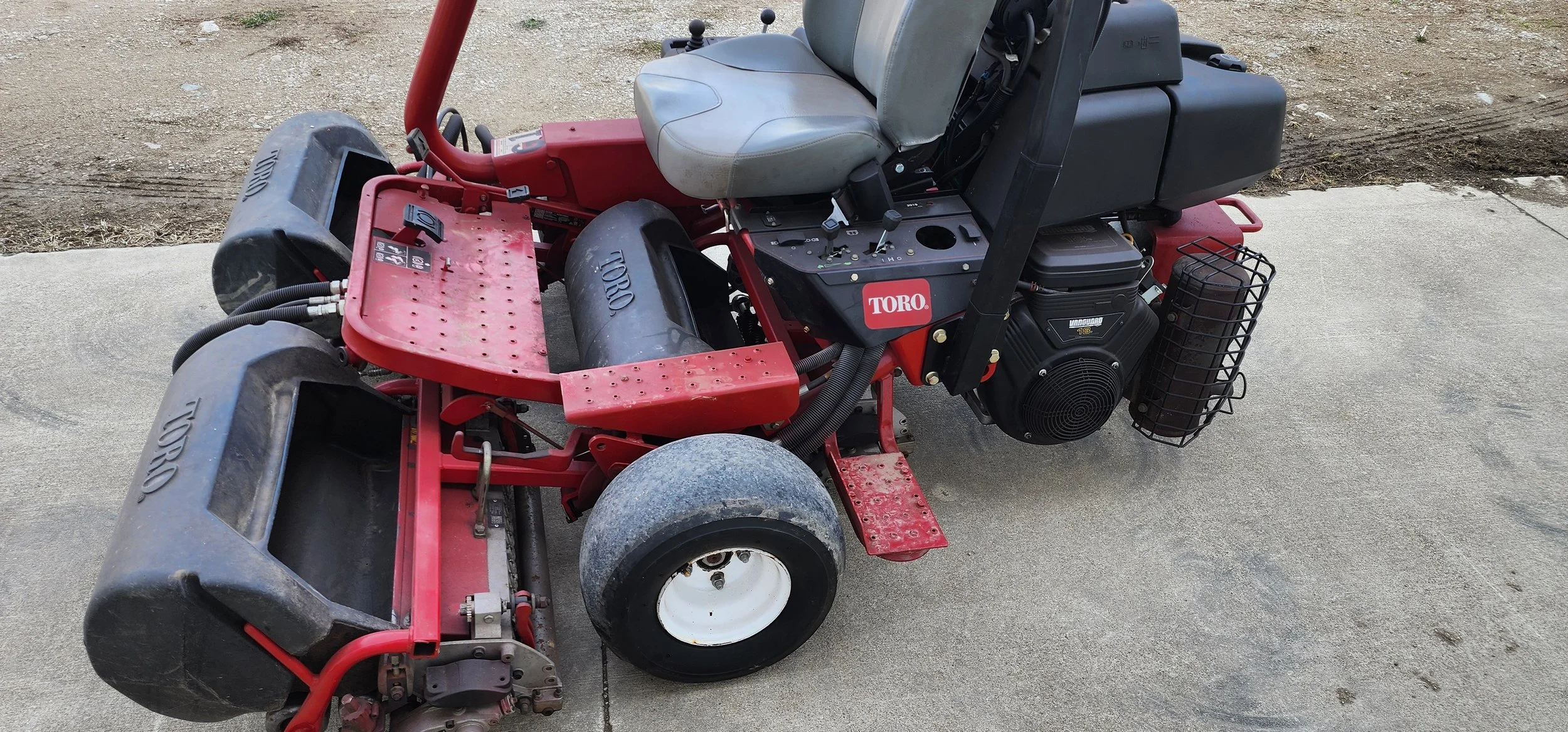 2019 Toro  3150 Q greensmower with groomers and baskets  sharpened with new bedknives