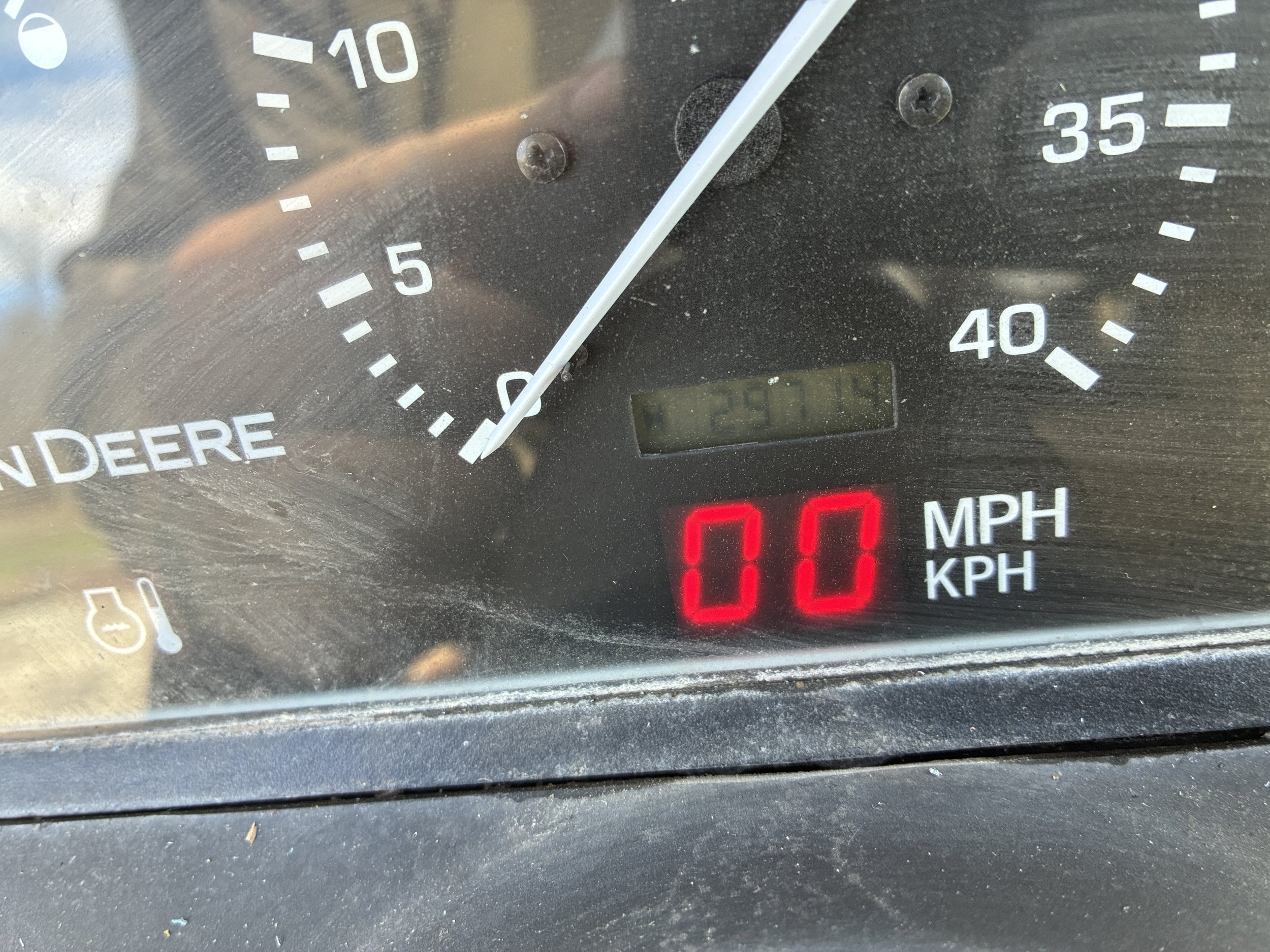 2020 John Deere 2020A progator with a 2007 Dakota spinner topdresser