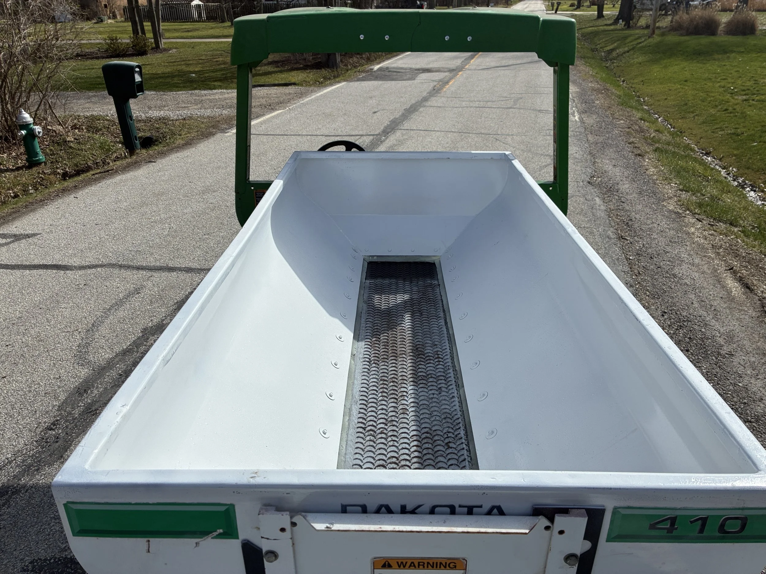 2020 John Deere 2020A progator with a 2007 Dakota spinner topdresser