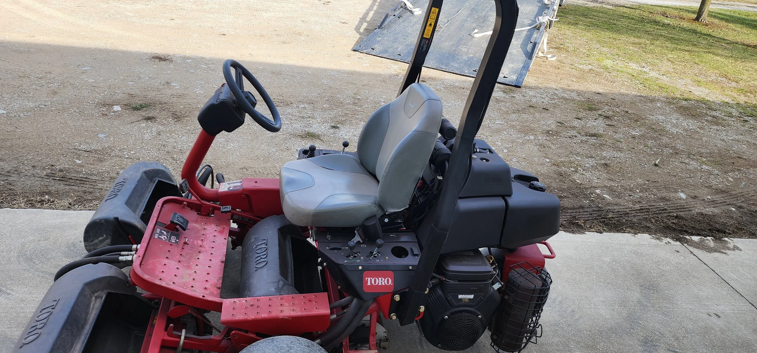 2019 Toro  3150 Q greensmower with groomers and baskets  sharpened with new bedknives