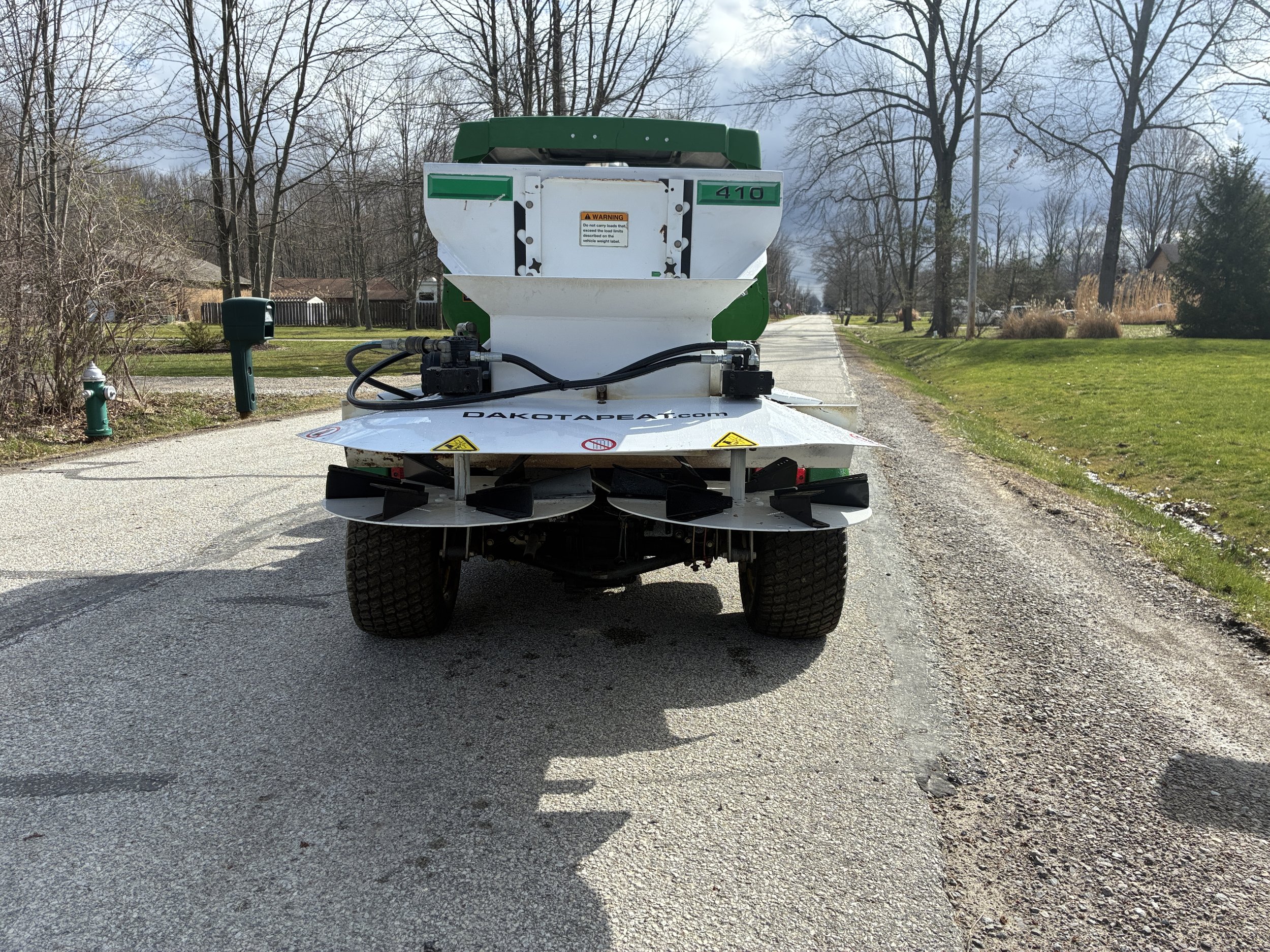 2020 John Deere 2020A progator with a 2007 Dakota spinner topdresser
