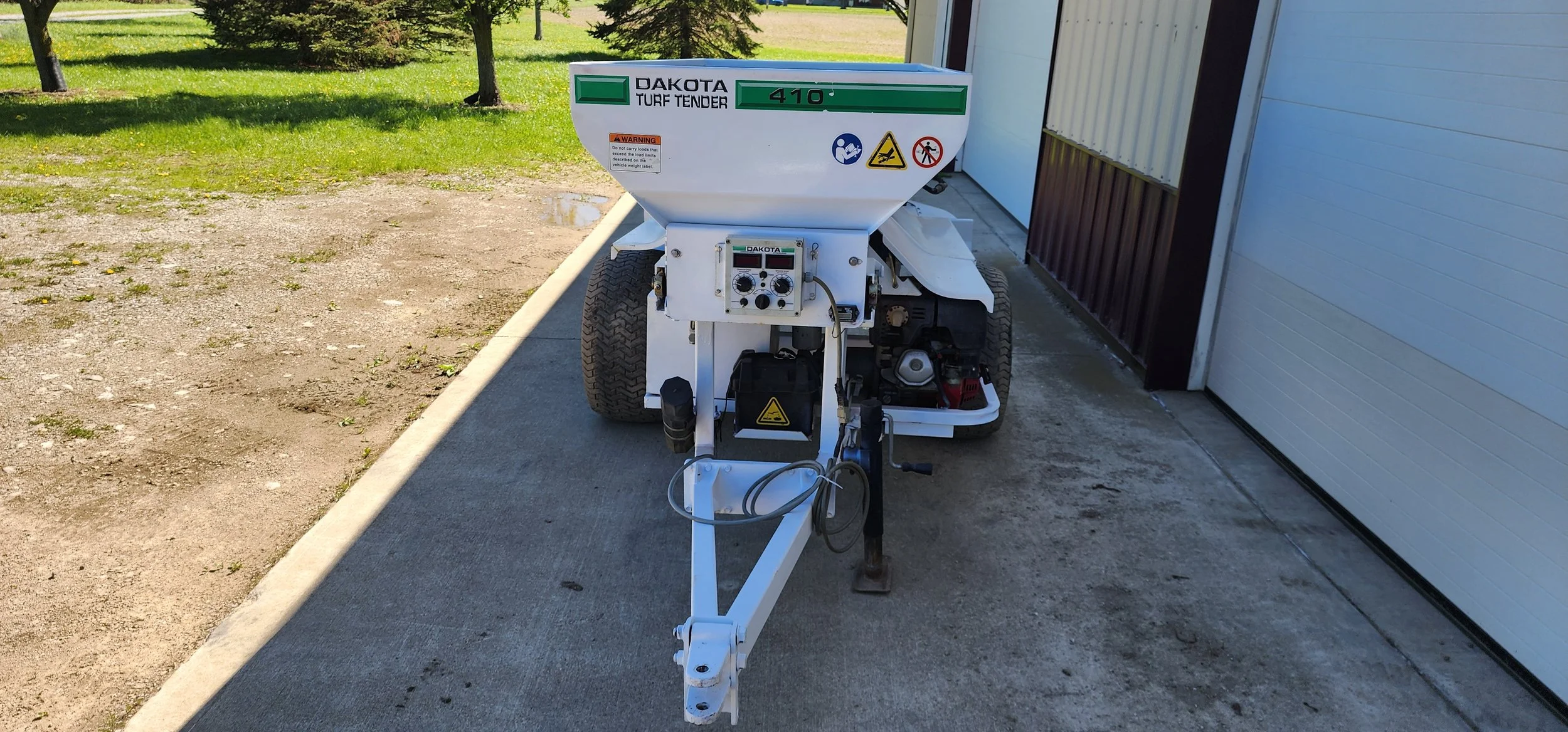 2009 Dakota 410 topdresser