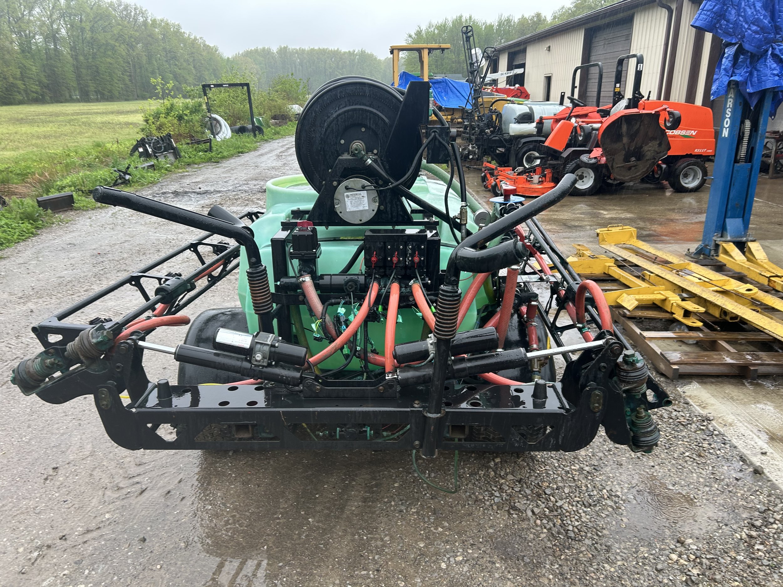 2007 Toro 1250 sprayer 150 gallon with electric boom lifts ,foamer and monitor