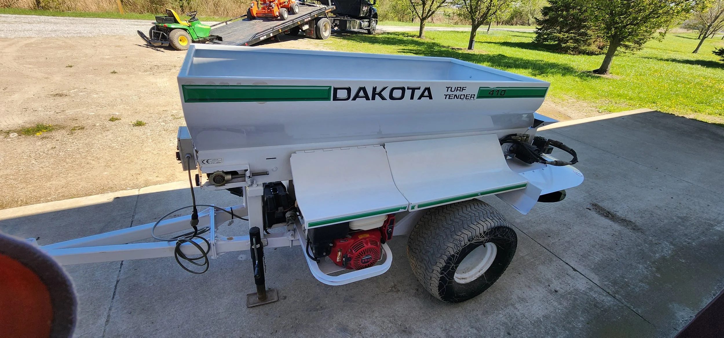 2009 Dakota 410 topdresser