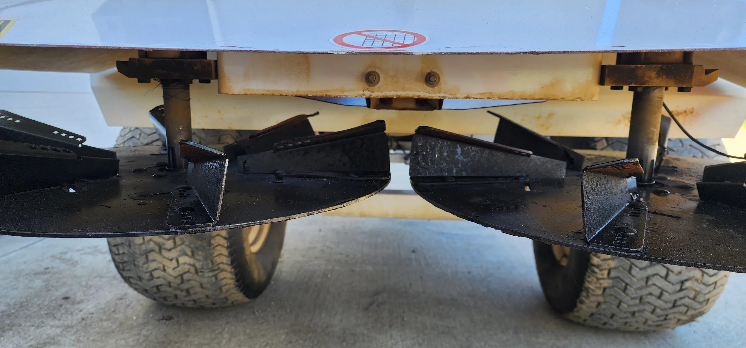 2009 Dakota 410 topdresser