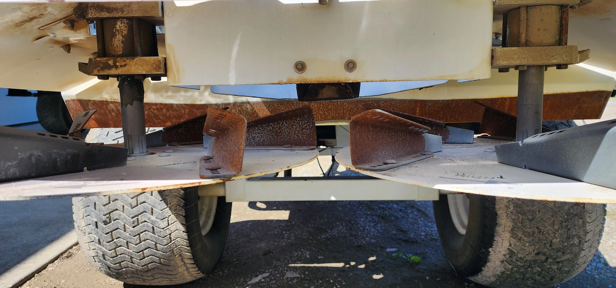 2009 Dakota 410 topdresser