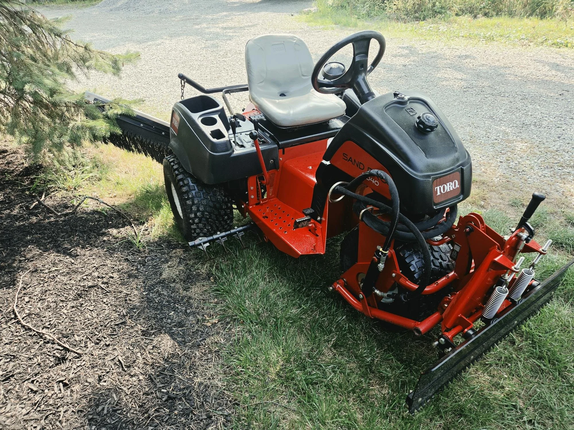 2020 Toro  5040 sandpro 3 wd blade, midrakes, rear rake new engine
