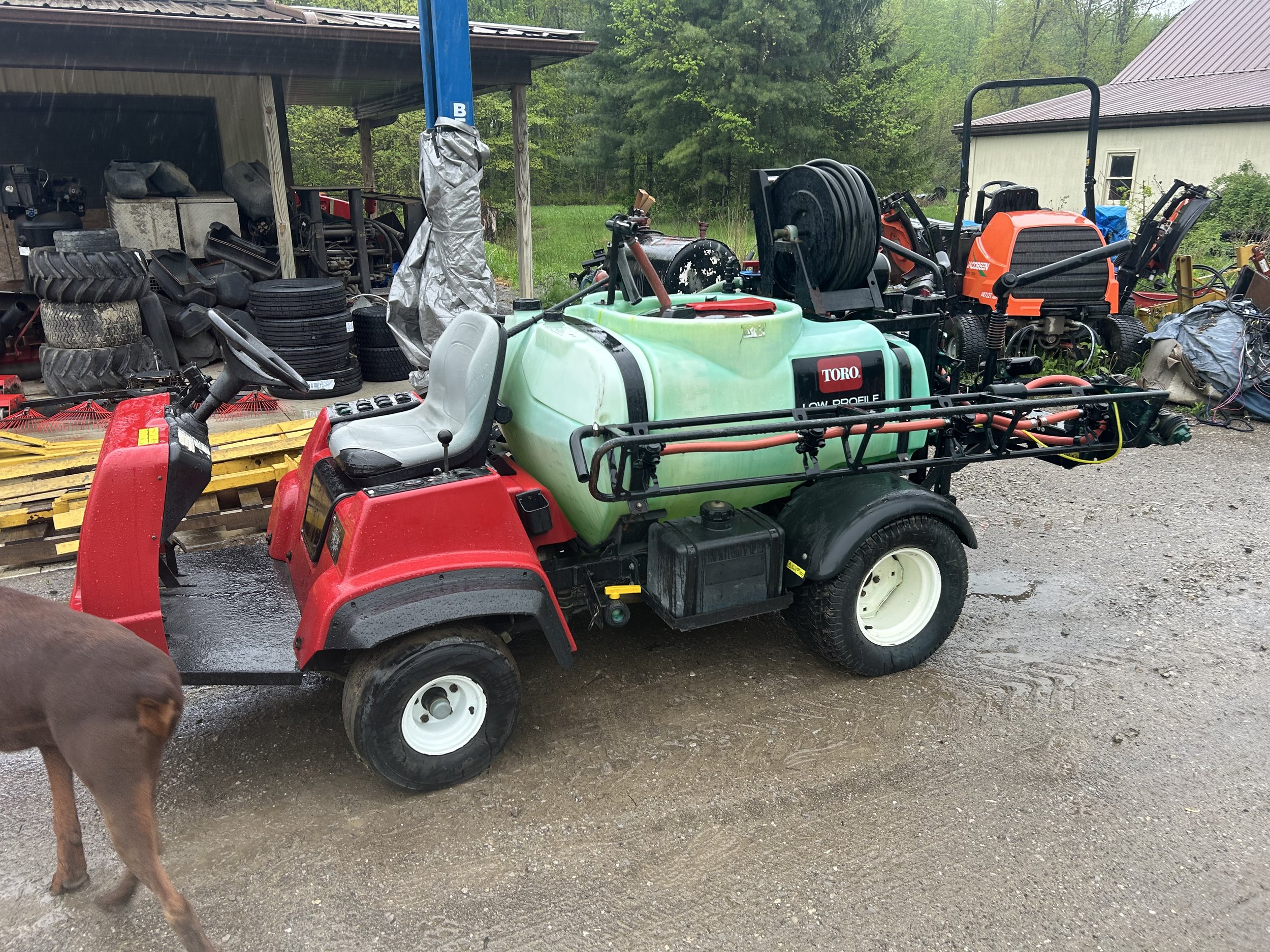 2007 Toro 1250 sprayer 150 gallon with electric boom lifts ,foamer and monitor