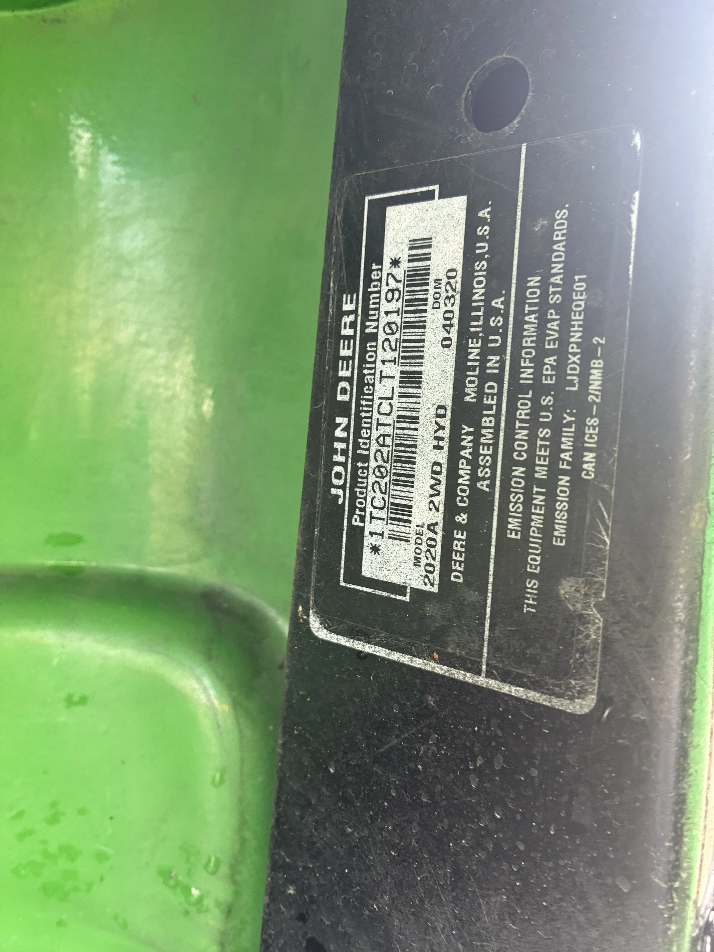 2020 John Deere 2020A progator with a 2007 Dakota spinner topdresser