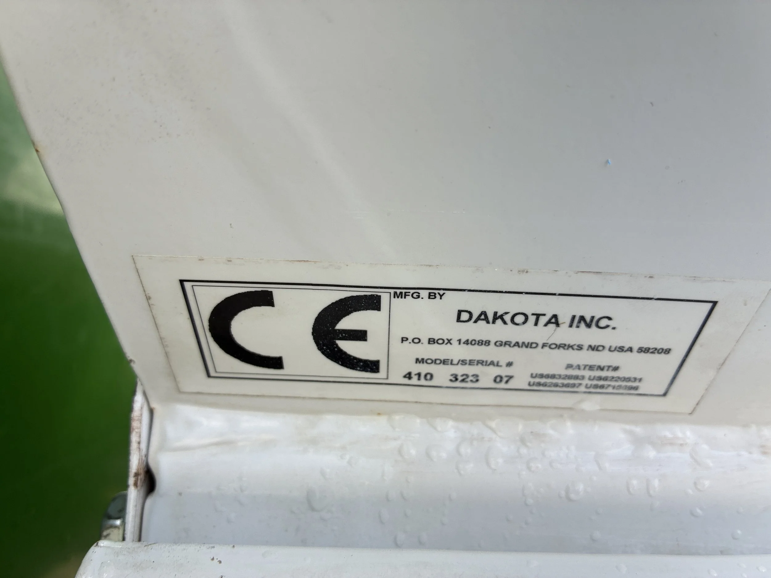 2020 John Deere 2020A progator with a 2007 Dakota spinner topdresser