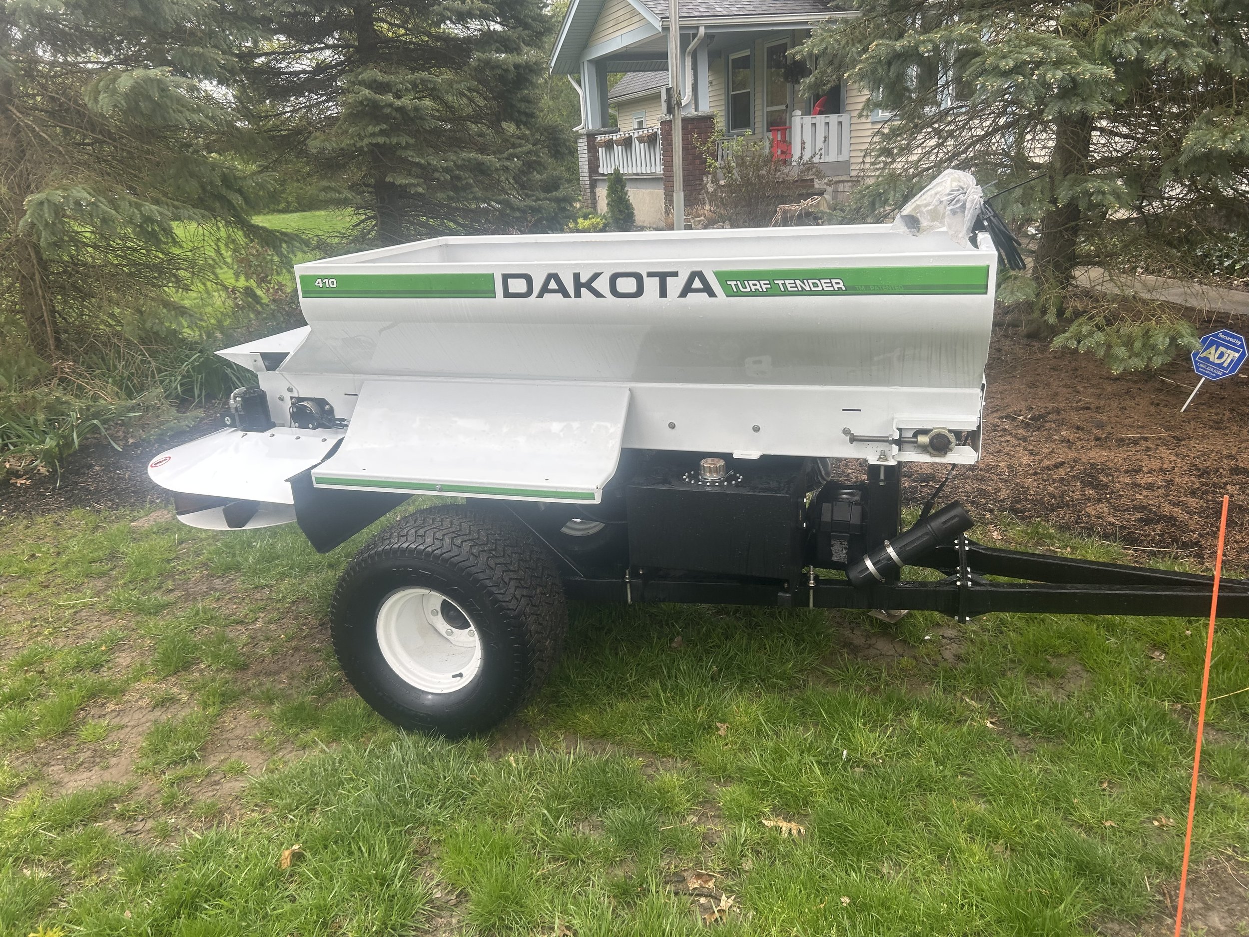 2022 Dakota 410 tow behind topdresser