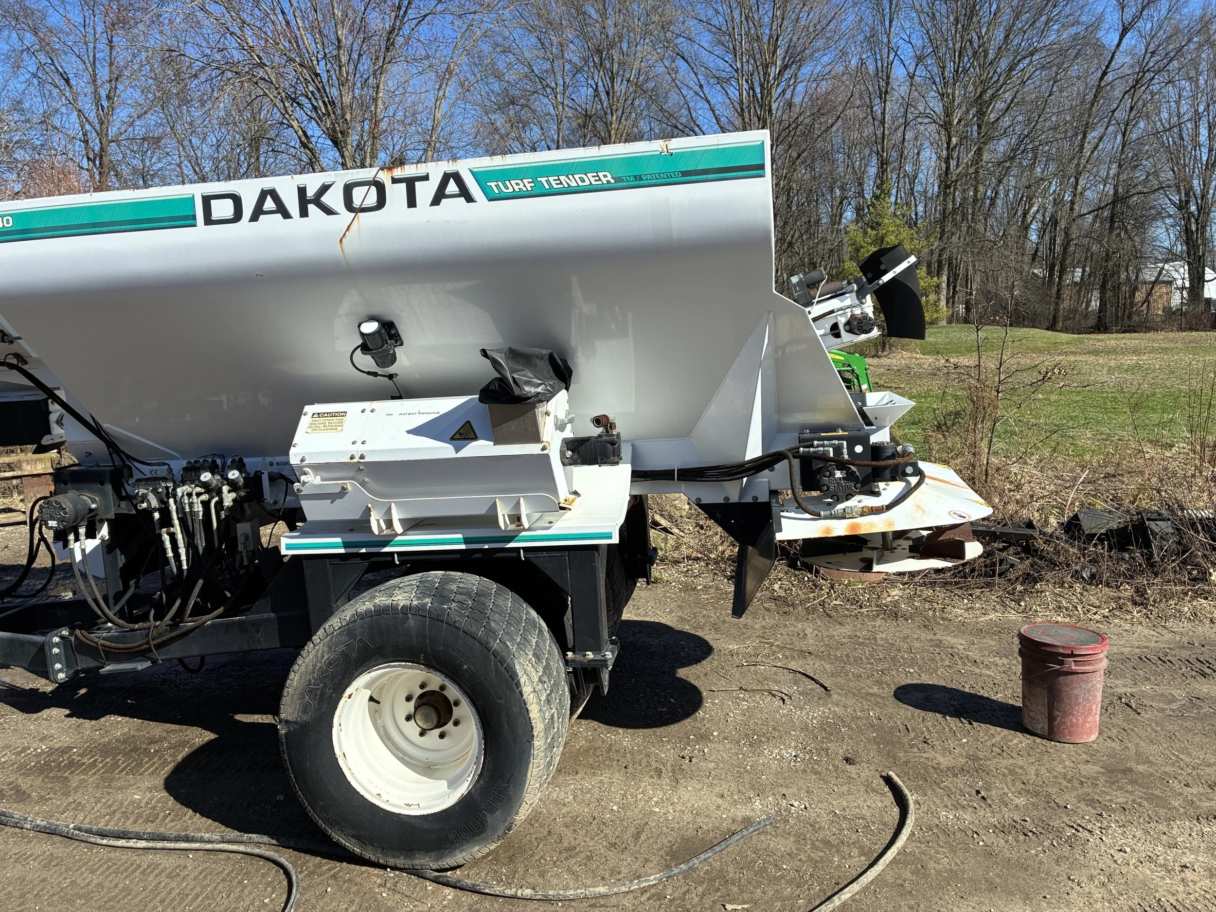 Dakota 440 spreader with blender,side conveyor