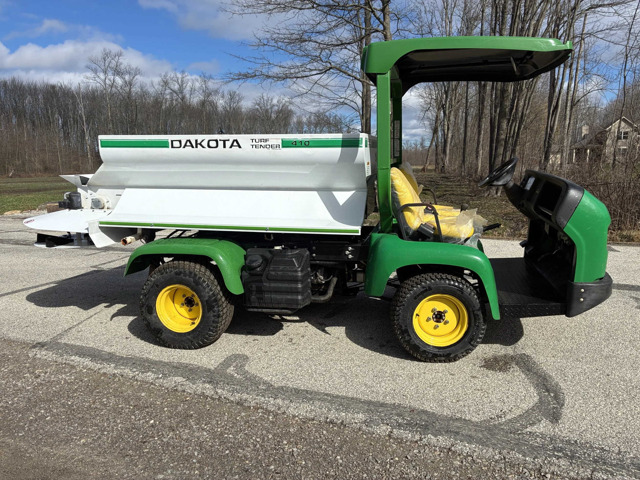 2020 John Deere 2020A progator with a 2007 Dakota spinner topdresser