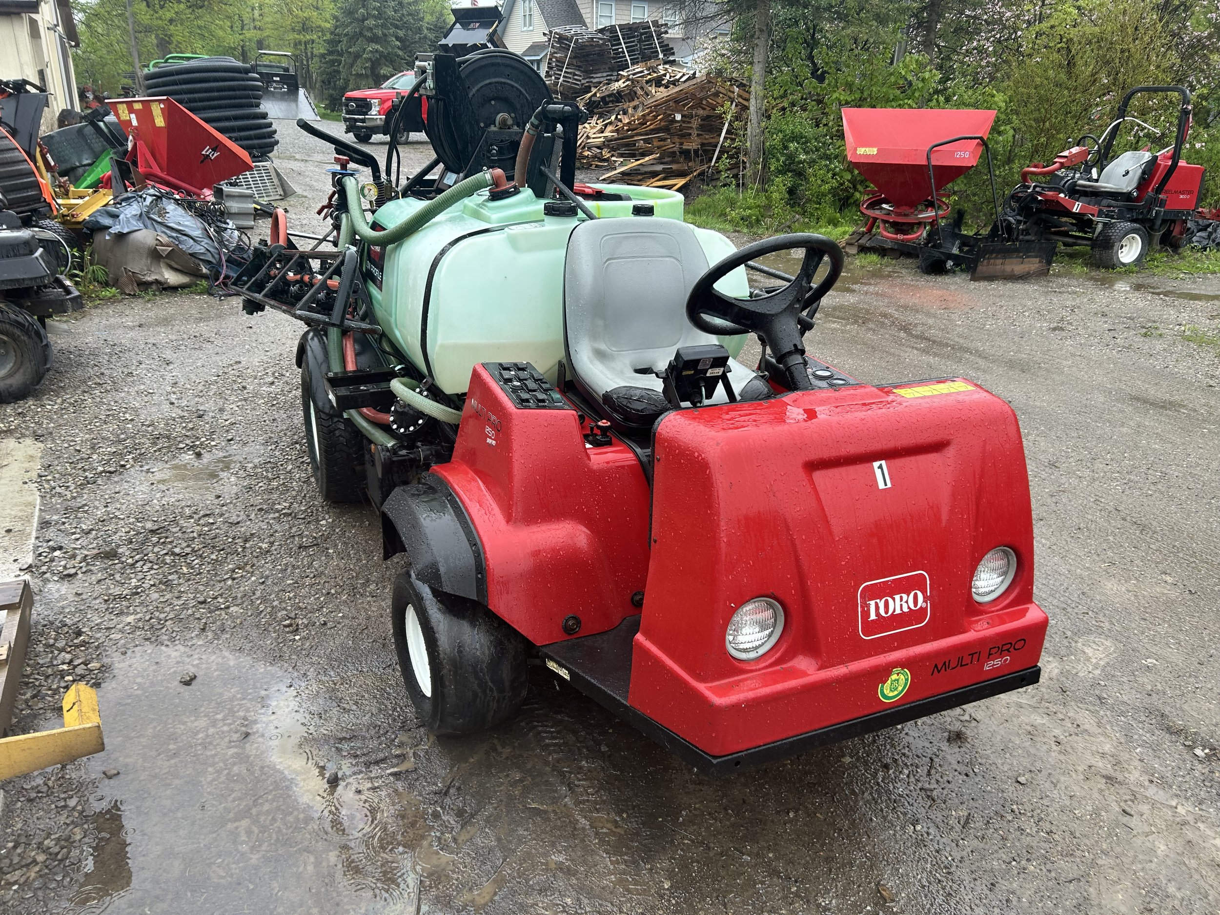 2007 Toro 1250 sprayer 150 gallon with electric boom lifts ,foamer and monitor