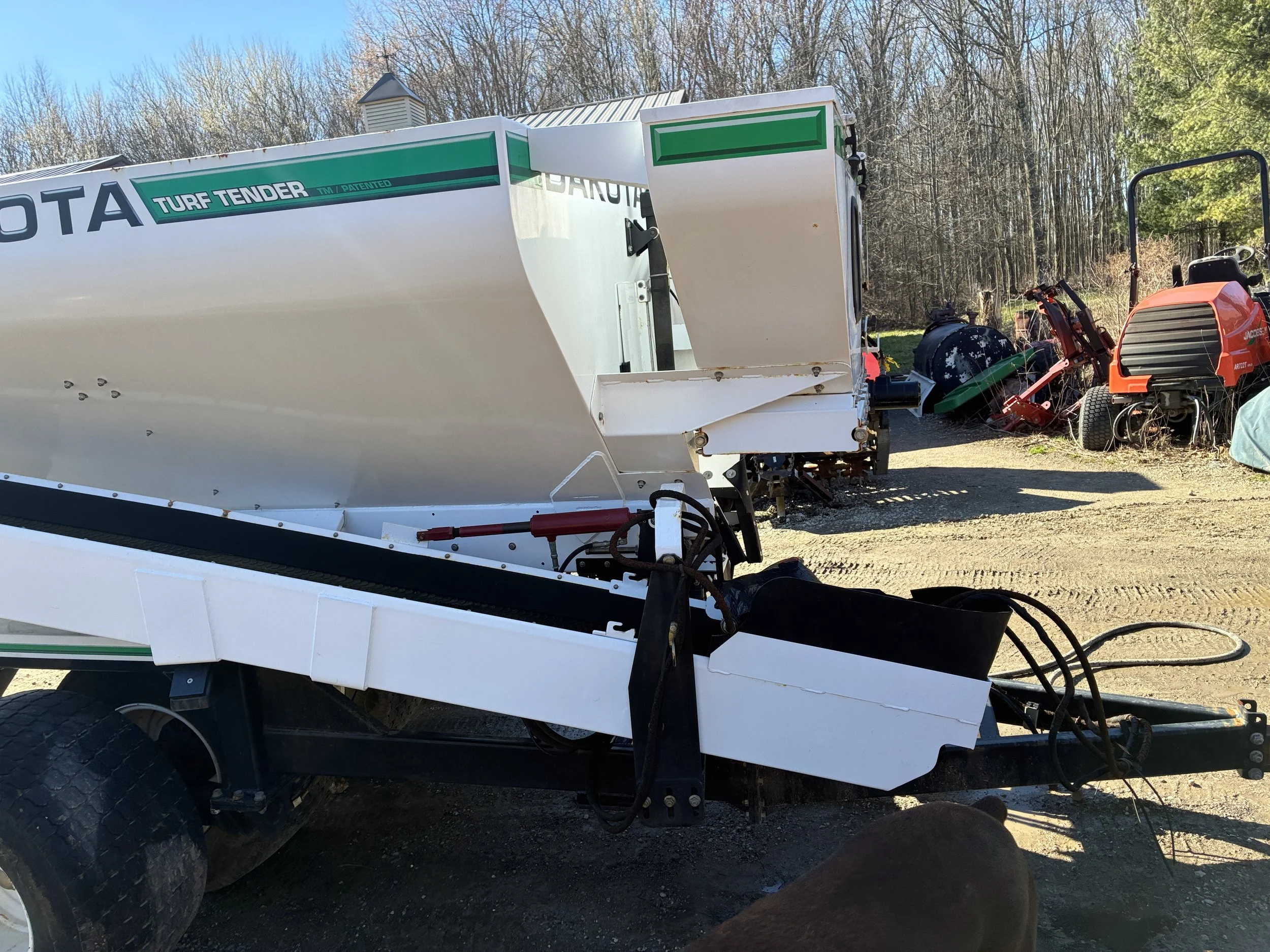 Dakota 440 spreader with blender,side conveyor