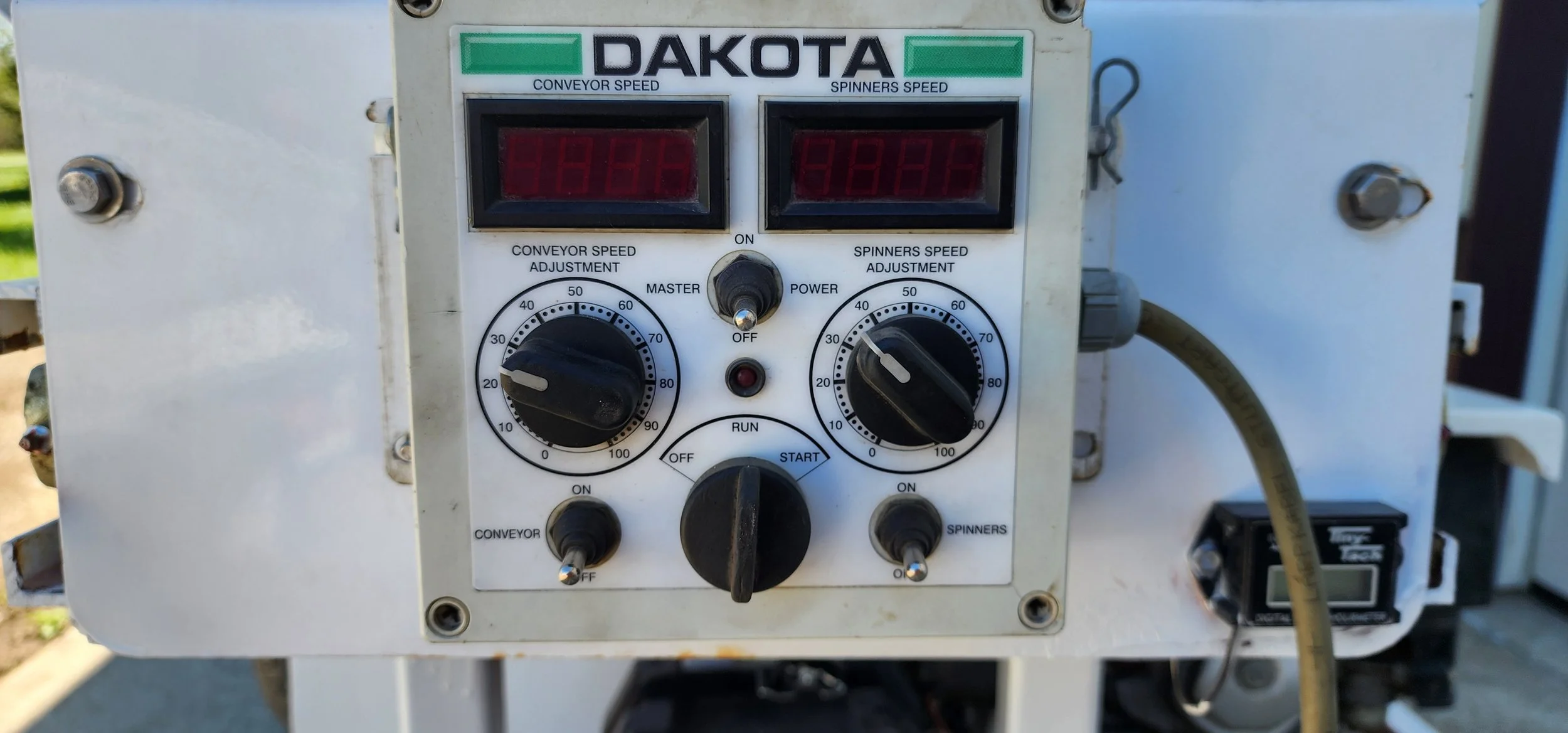 2009 Dakota 410 topdresser