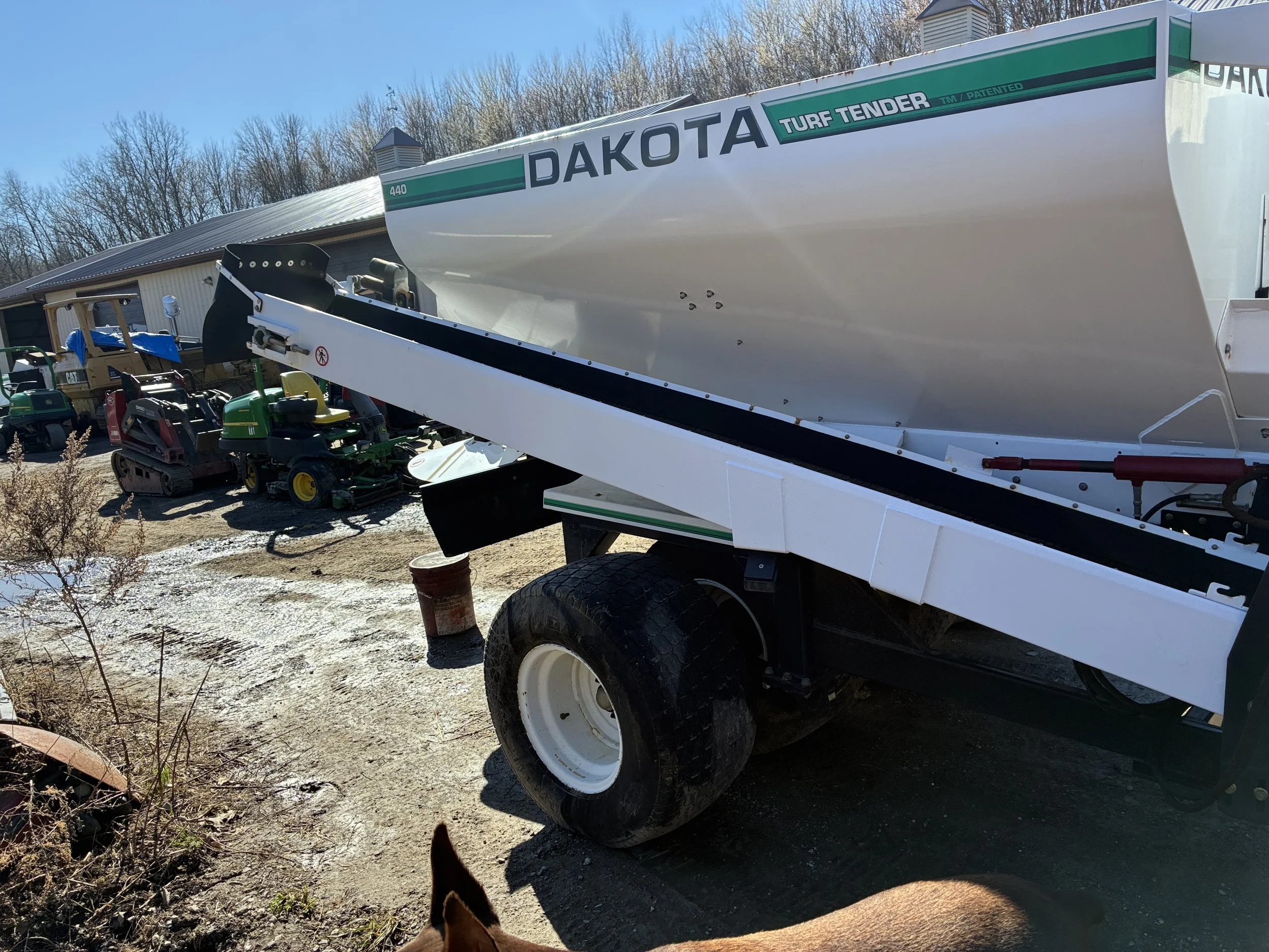 Dakota 440 spreader with blender,side conveyor