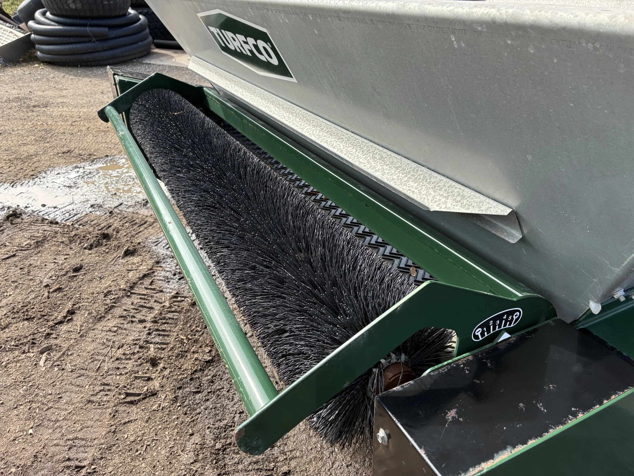 Turfco metermatic XL tow behind topdresser