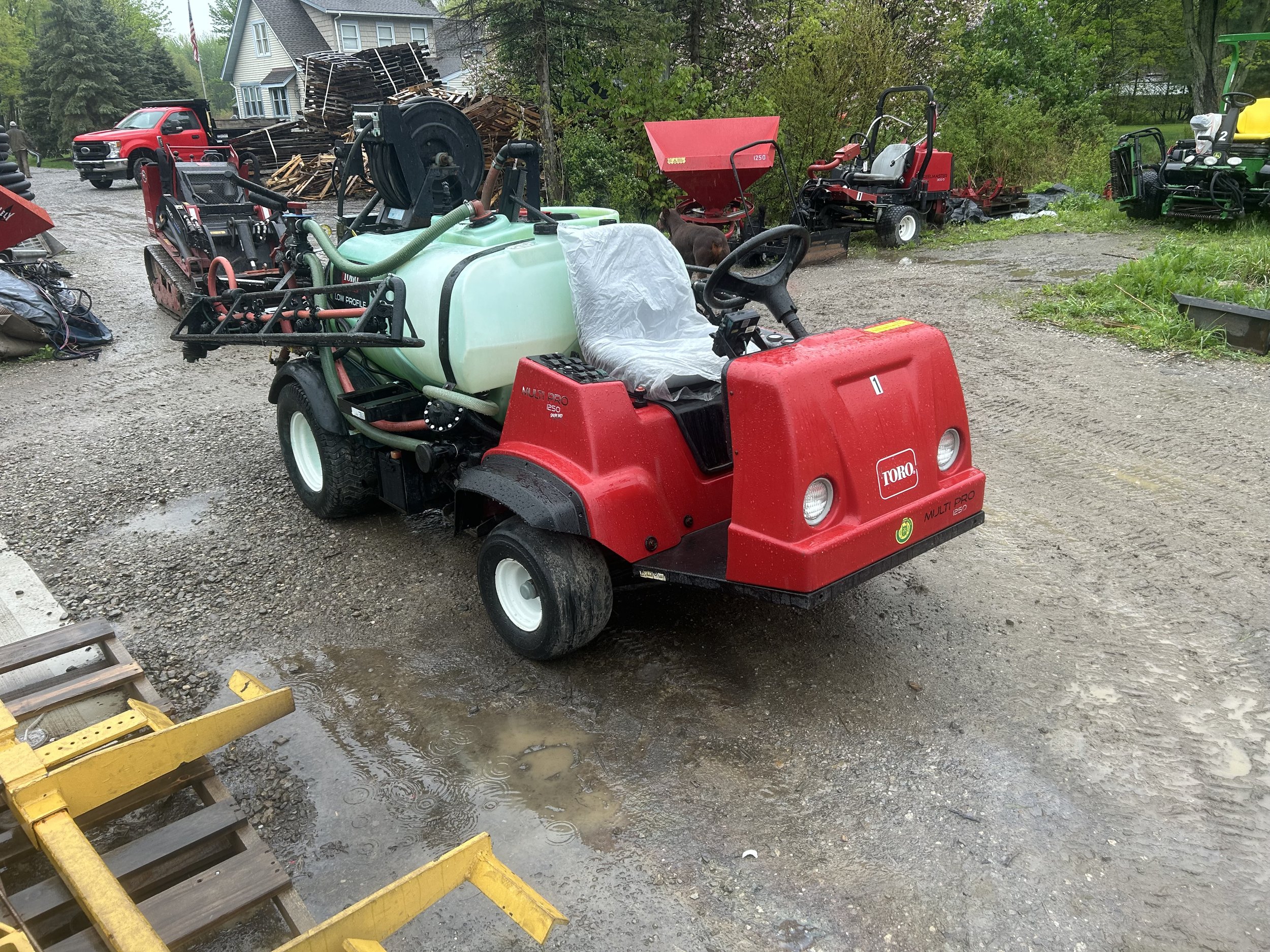 2007 Toro 1250 sprayer 150 gallon with electric boom lifts ,foamer and monitor