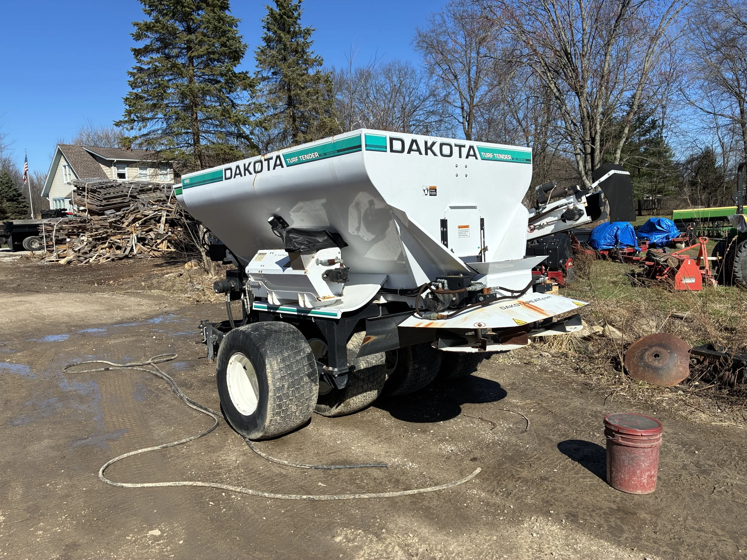 Dakota 440 spreader with blender,side conveyor