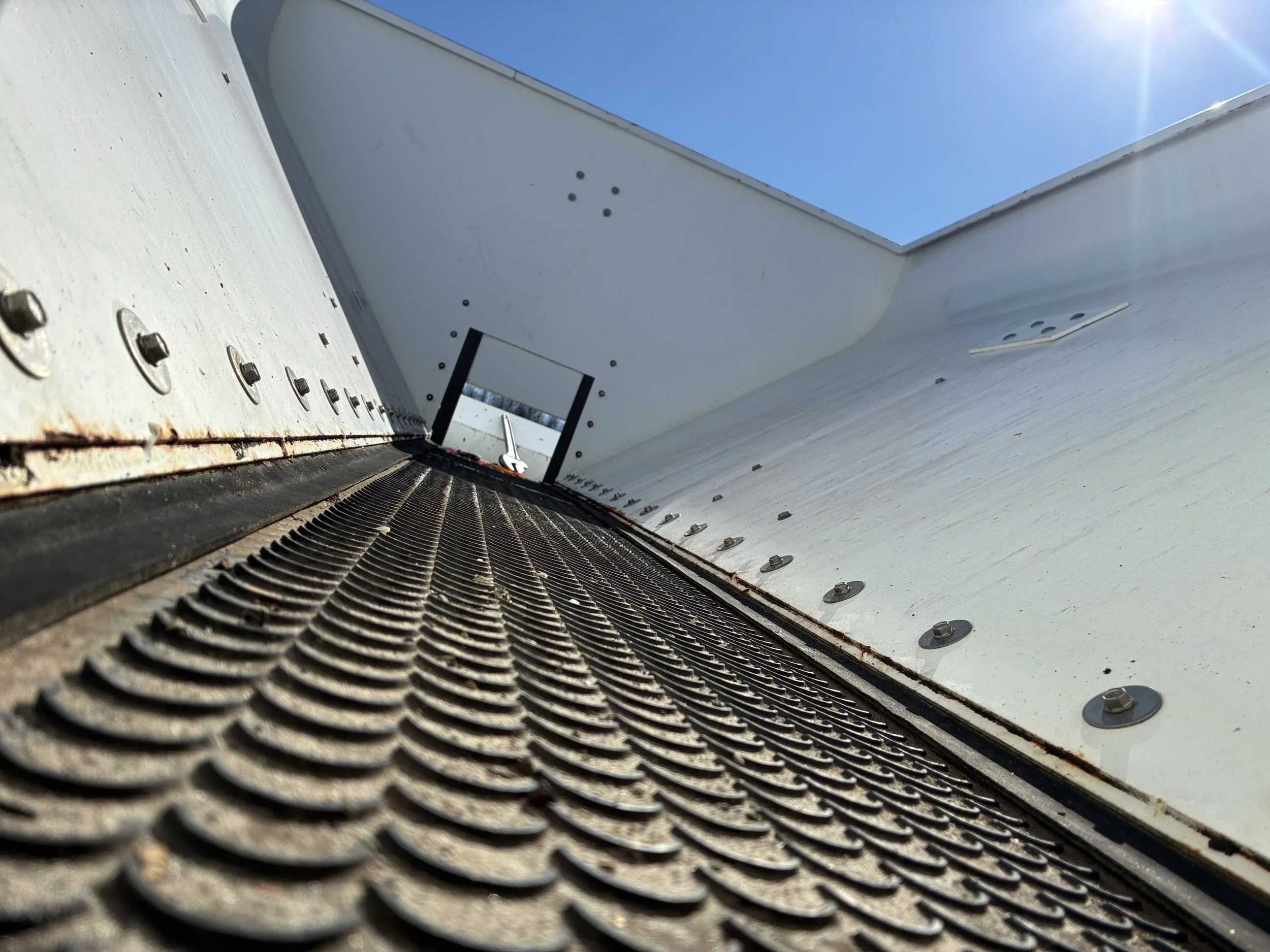 Dakota 440 spreader with blender,side conveyor