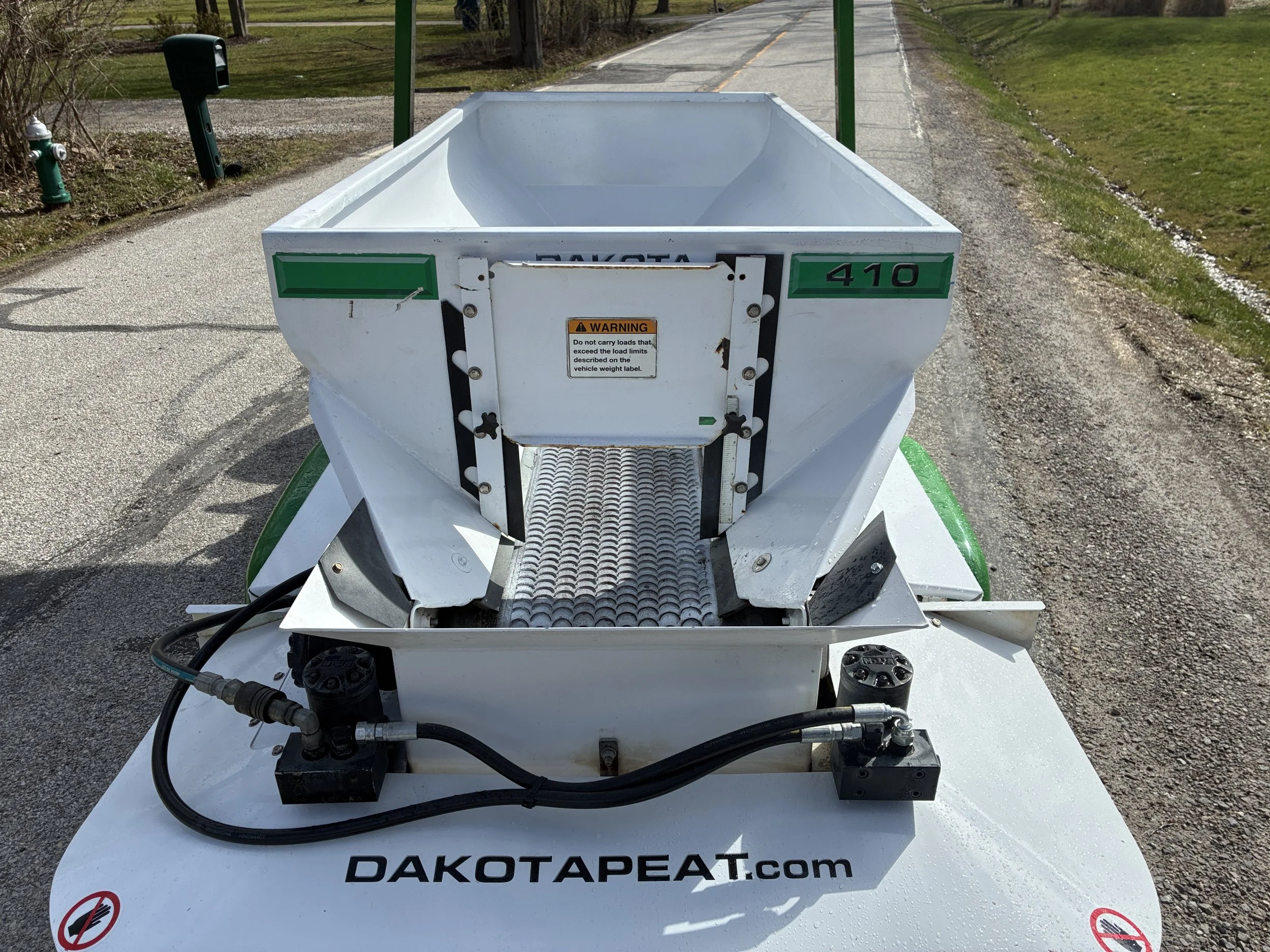 2020 John Deere 2020A progator with a 2007 Dakota spinner topdresser