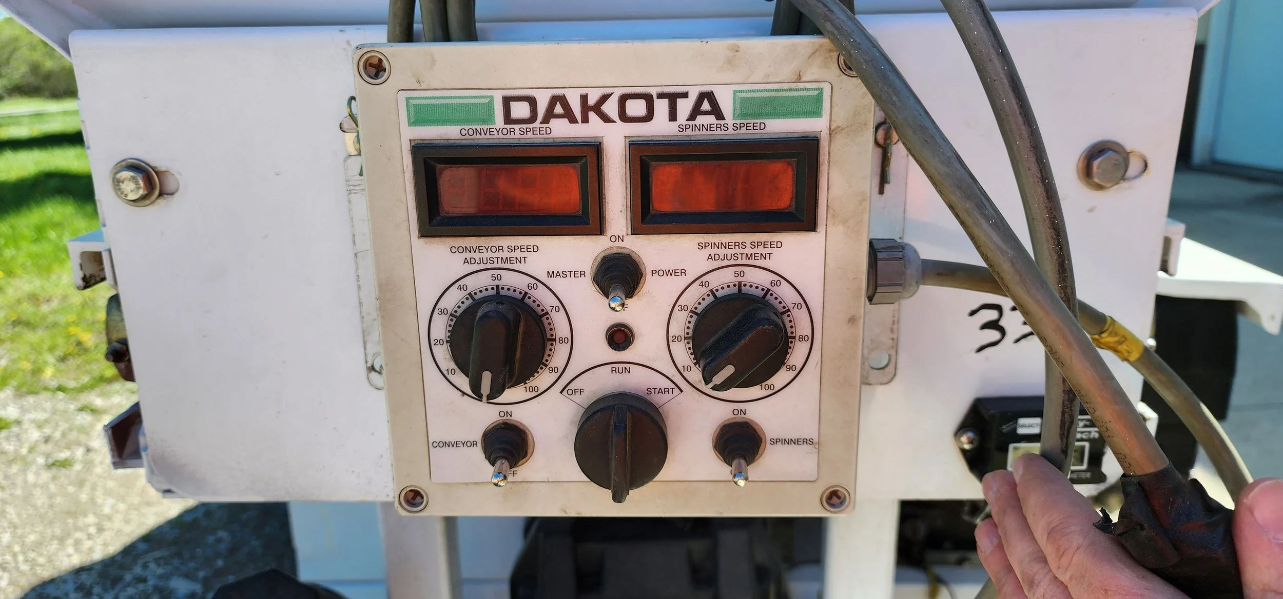 2009 Dakota 410 topdresser