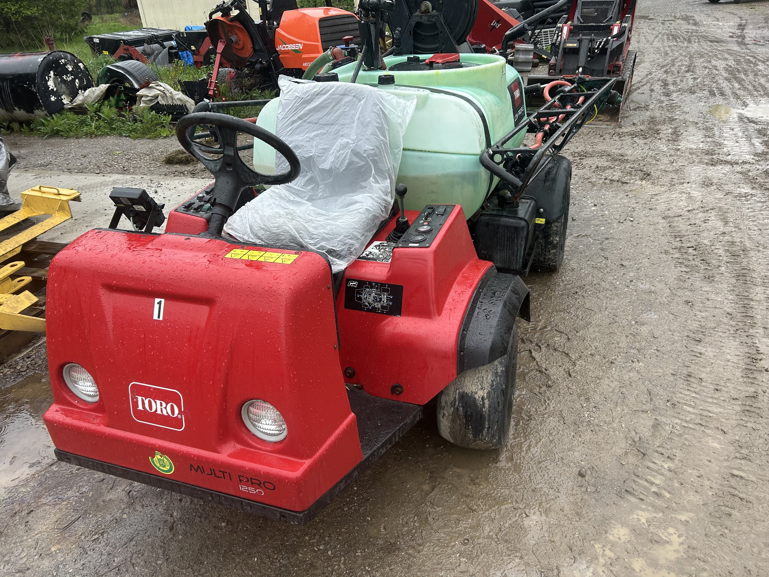 2007 Toro 1250 sprayer 150 gallon with electric boom lifts ,foamer and monitor