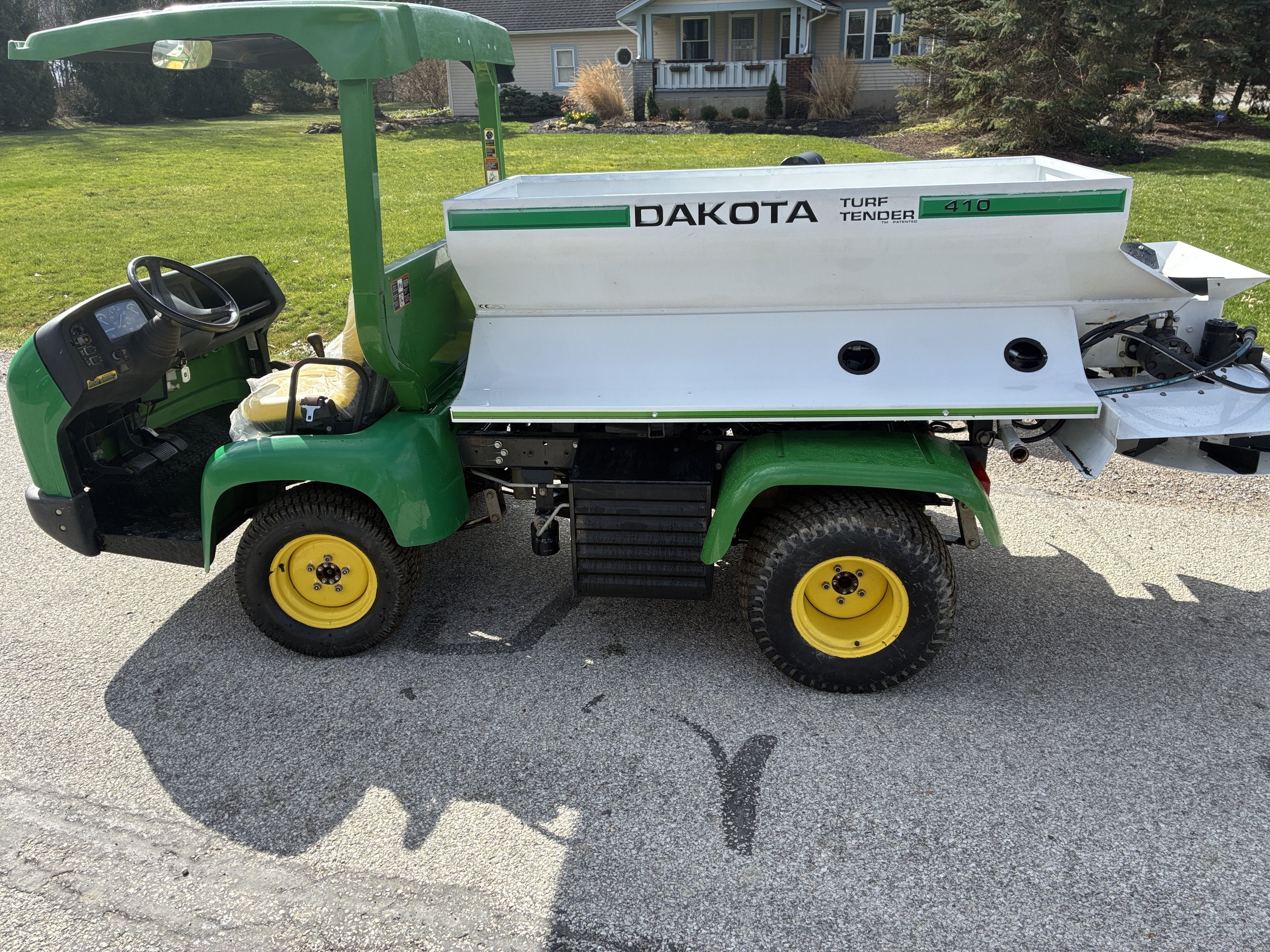 2020 John Deere 2020A progator with a 2007 Dakota spinner topdresser
