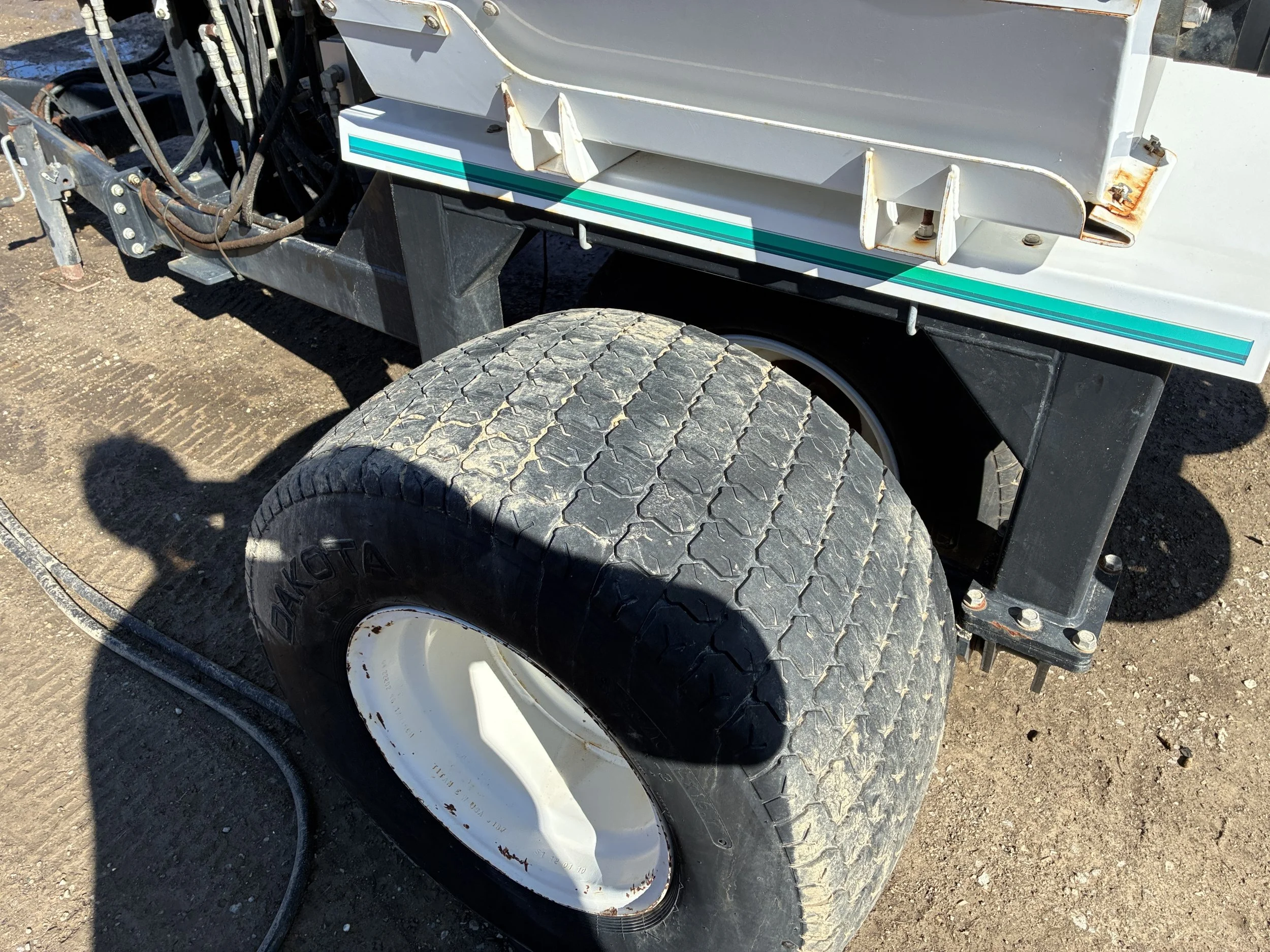 Dakota 440 spreader with blender,side conveyor