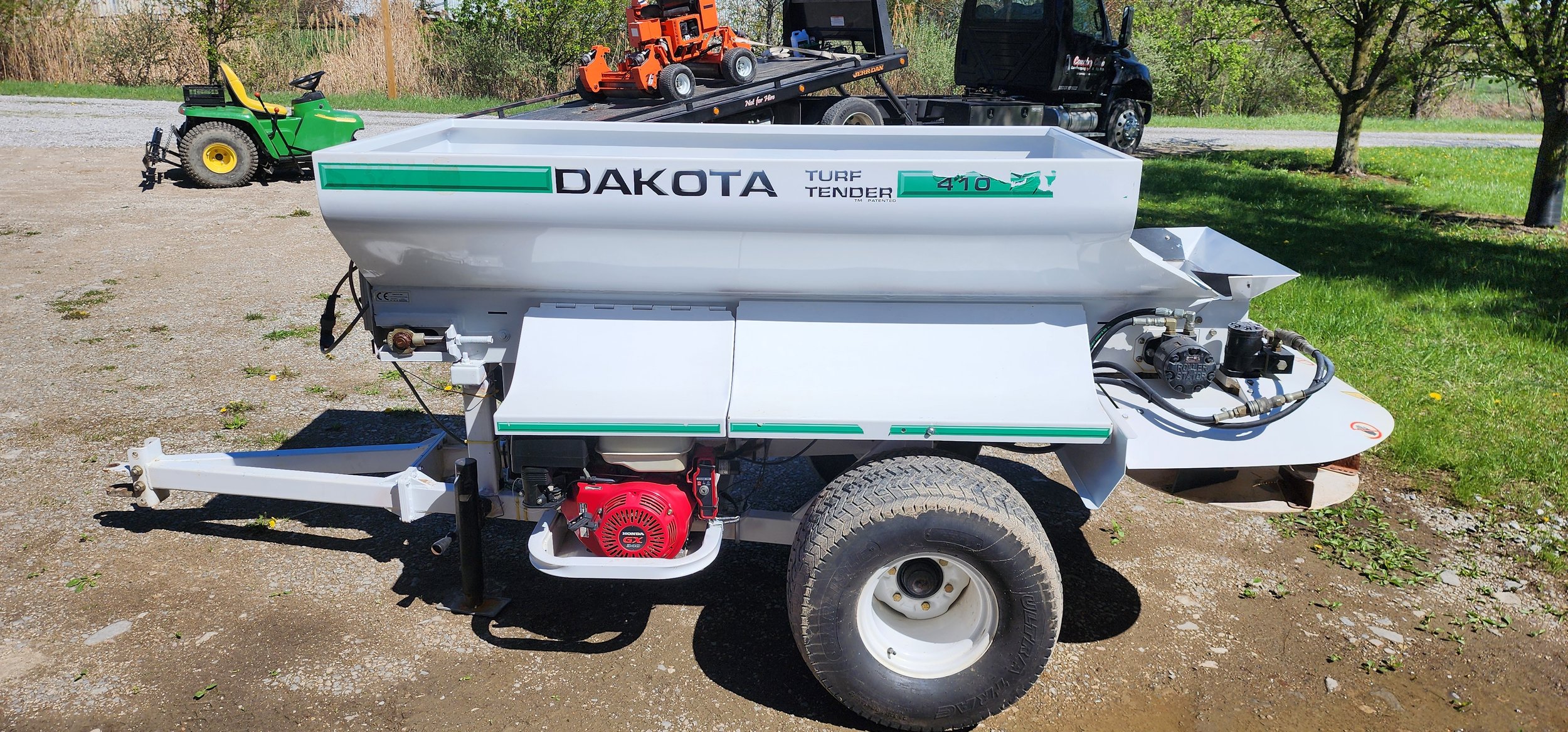 2009 Dakota 410 topdresser