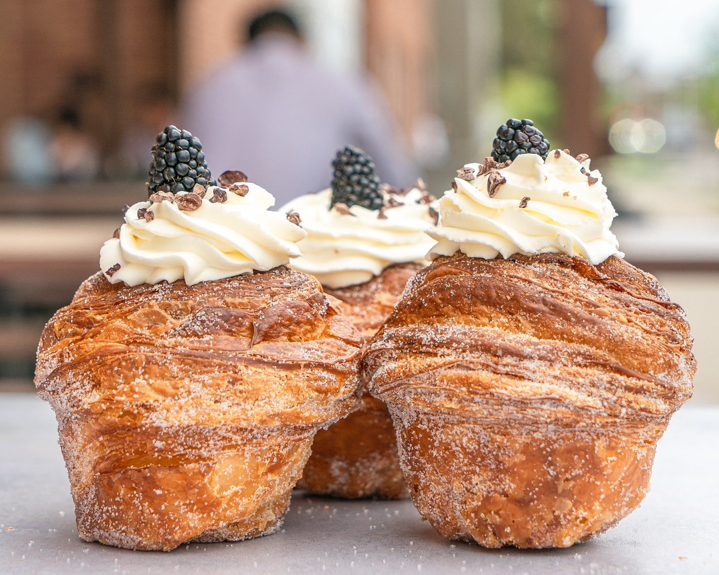 BLACKBERRY CRUFFIN! 🖤💗

Springtime calls for fresh berries, and our Blackberry Cruffin delivers! 

Imagine our classic Cruffin, but with a twist: layers of flaky pastry filled with fresh blackberry gel and mascarpone cream, coated with sugar, and c