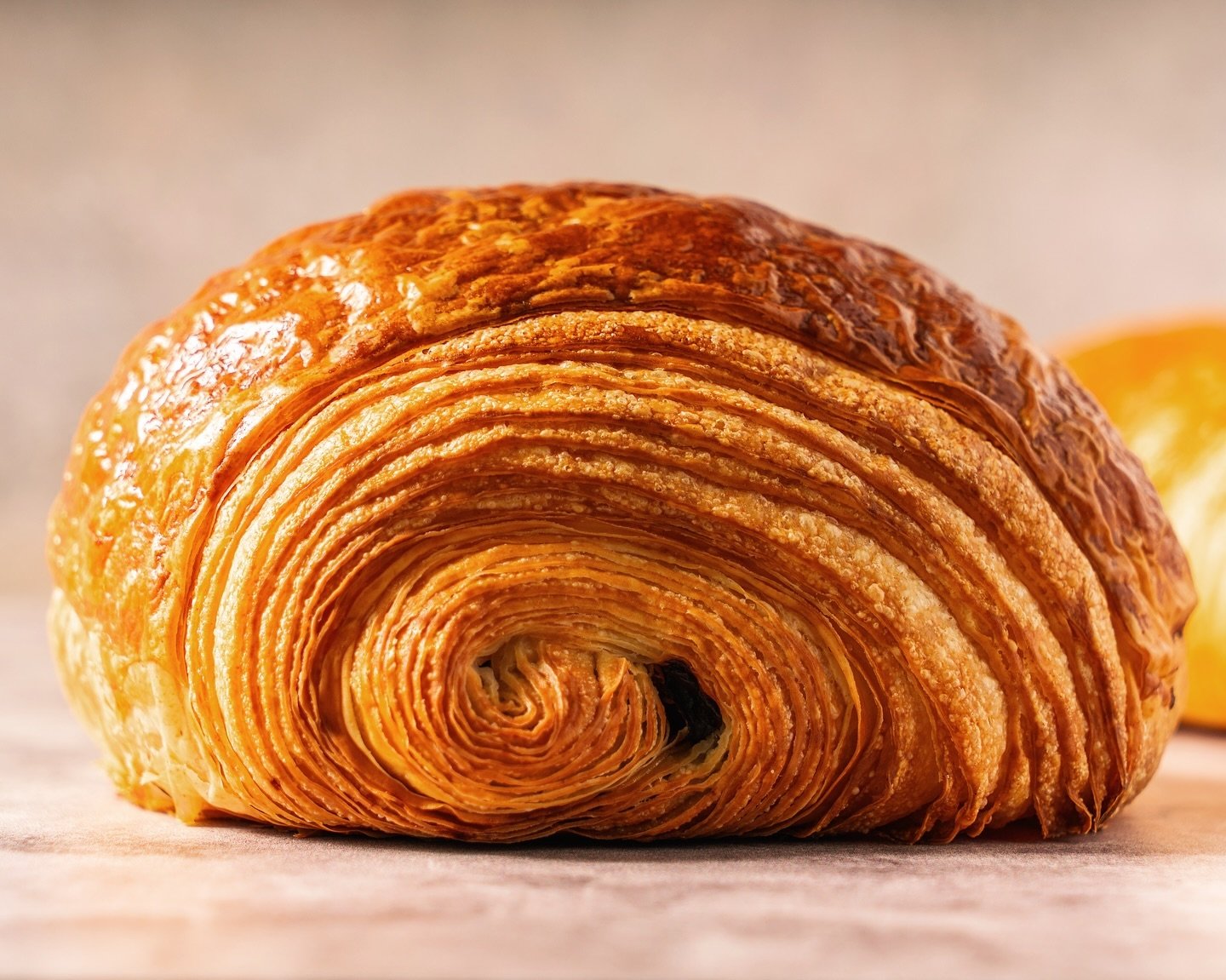 👏 PAIN AU CHOCOLATE 🍫

Who needs a boyfriend when you have our Pain Au Chocolate Croissant? 👩&zwj;❤️&zwj;💋&zwj;👨

&bull; WARM &bull; FLAKY &bull; BUTTERY &bull; CHOCOLATE &bull;

And it won&rsquo;t leave you with commitment issues. 🫣❤️
&bull;
&