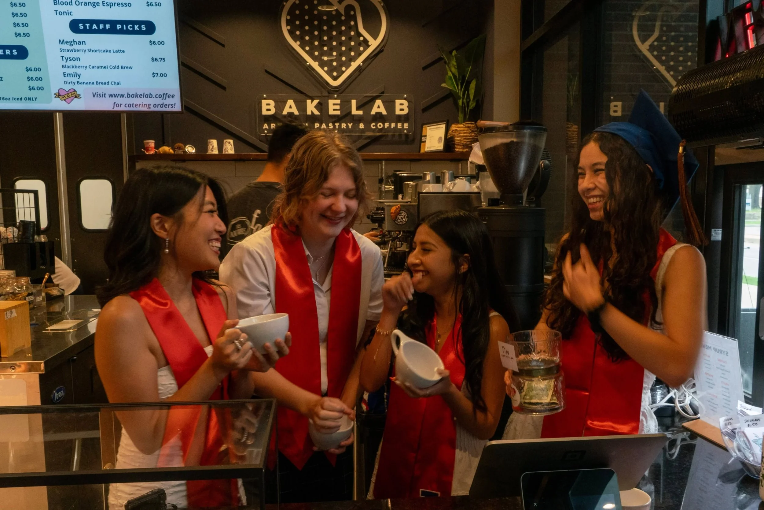 congrats, grads! 🎓🎉

congratulations to all the uiuc graduates, including some very special people to Bakelab 🩷

.

.

.
#uiuc #cafe #barista #baristalife #graduation