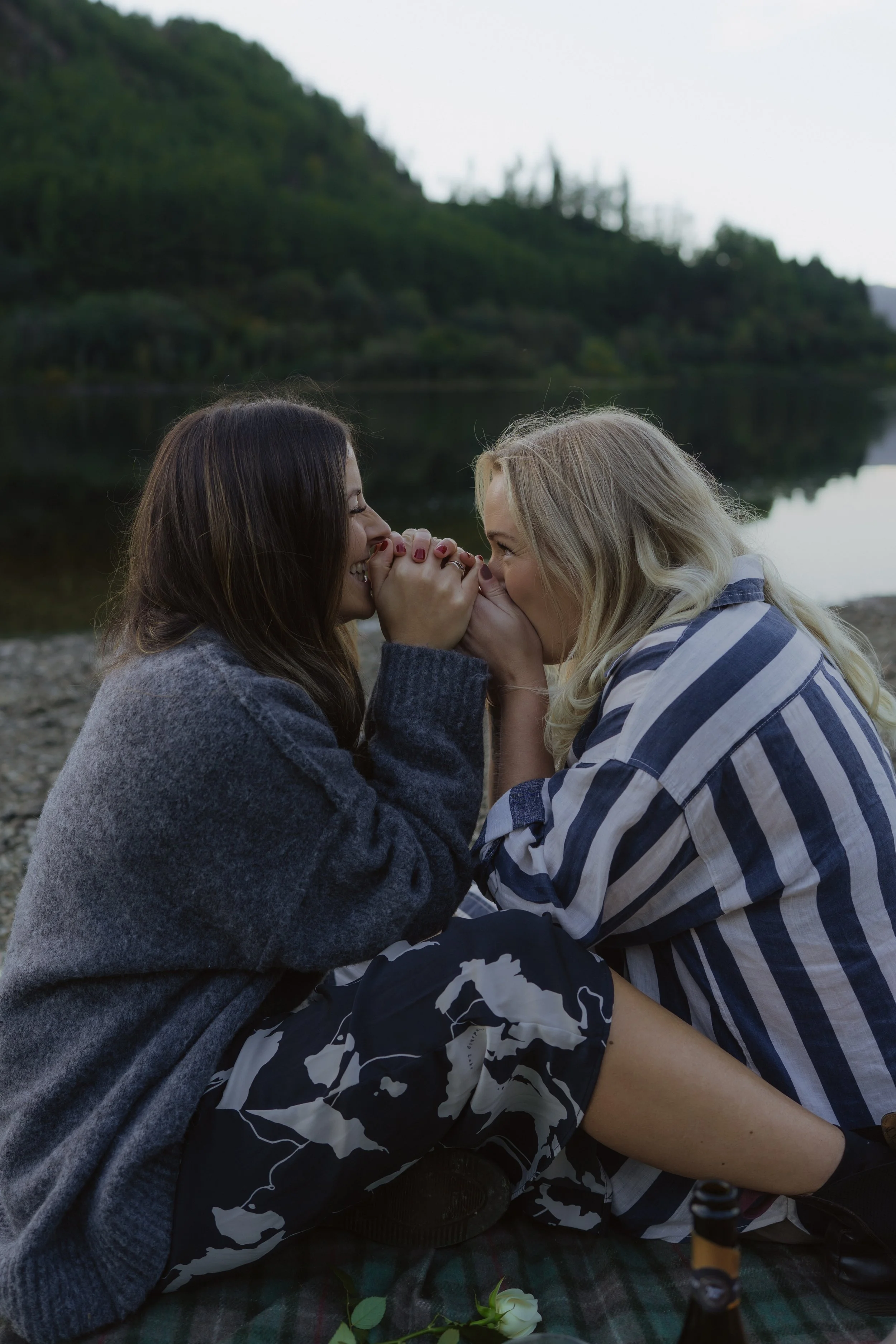 Posed vs. Prompt Photography: What’s the Difference (and which one is right for you)?