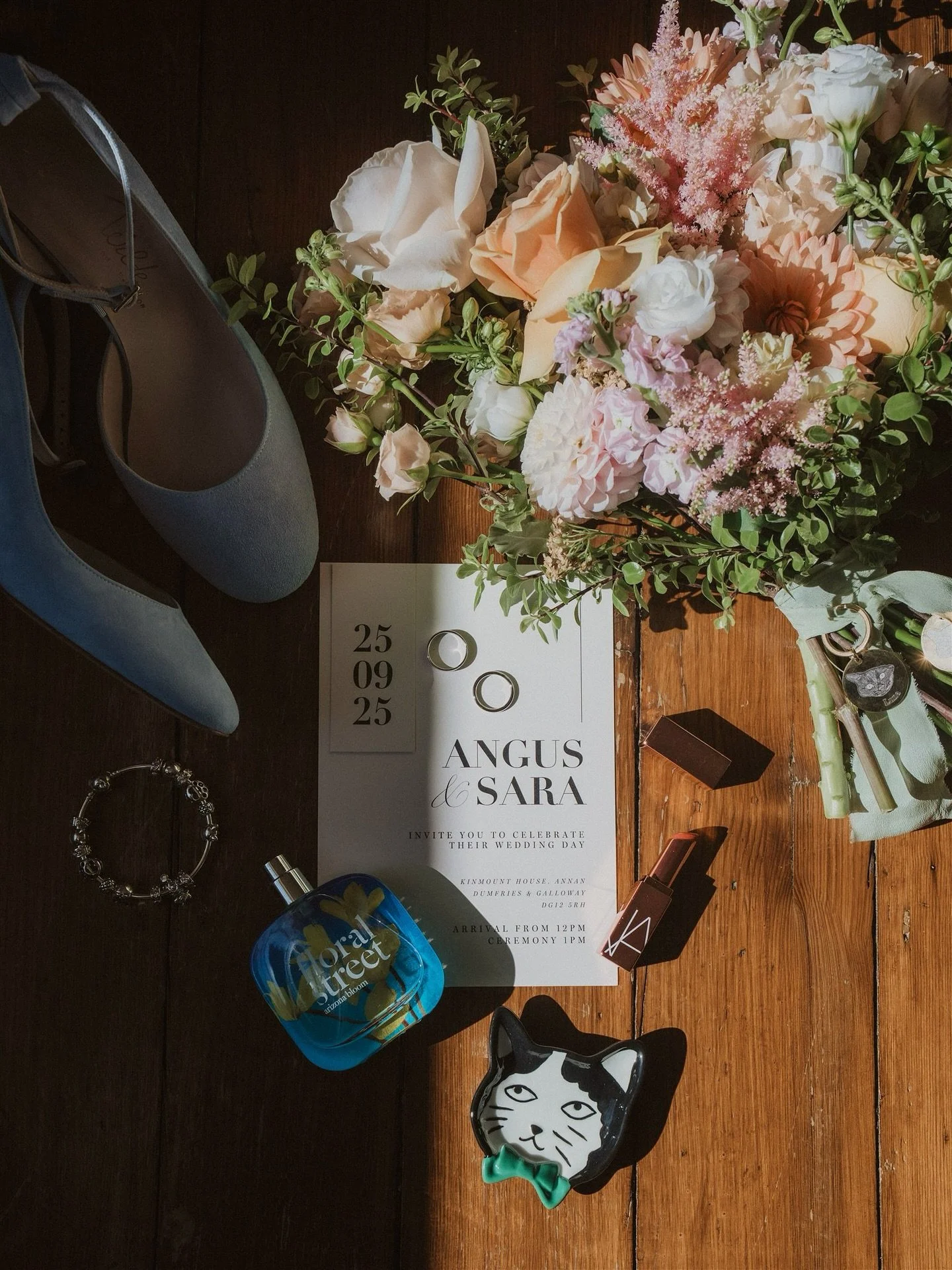 The most glorious day at Kinmount House earlier in September for the sweetest S &amp; A. 🥹 so so special to capture this day in particular, as I went to school with S! The sun shone for us all day and it was just pure magic. 

✨ 
Photo @lizziethurgo