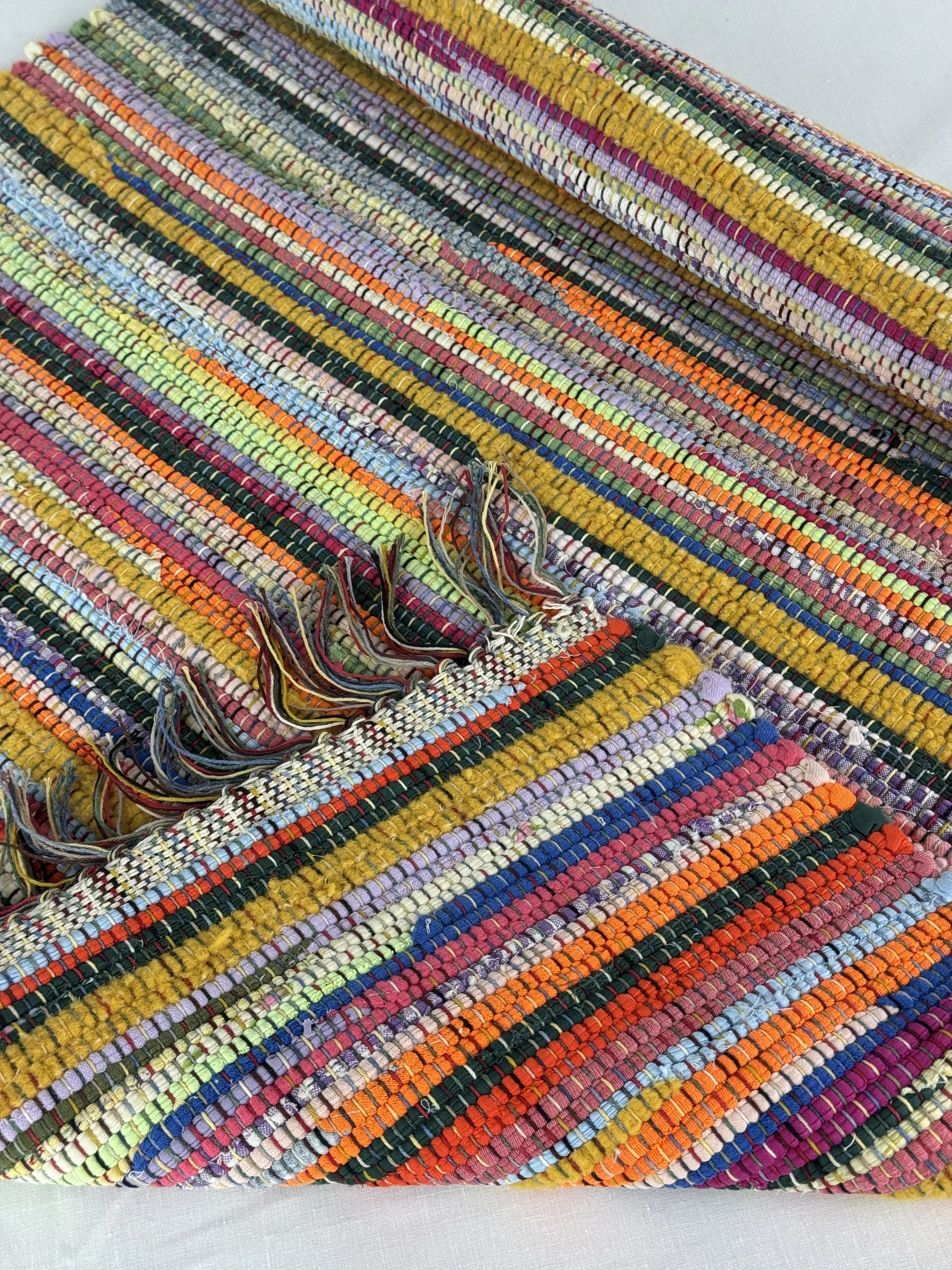 Handwoven rag rug fringe end