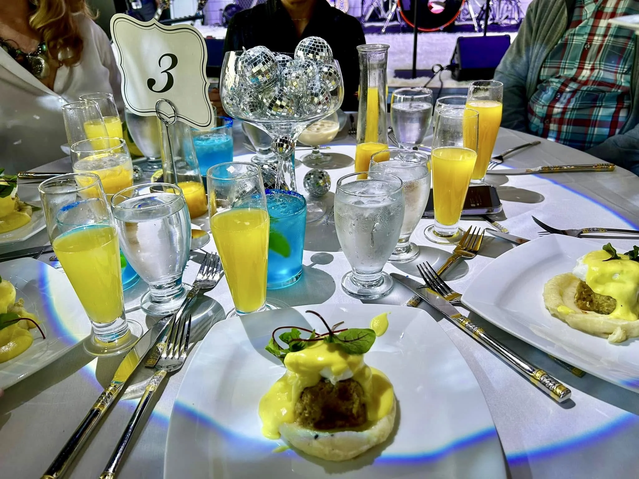 A beautifully plated course is served alongside handcrafted cocktails as projection mapping transforms the communal dining table throughout the evening.