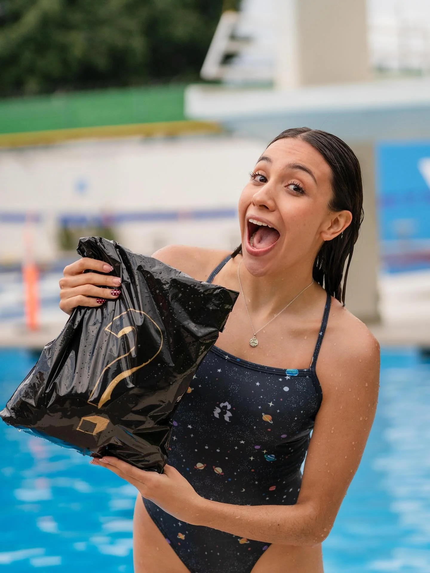 Ya pediste tu MYSTERY BAG RR❓🔥 5 trajes sorpresa, de m&aacute;s de 100 dise&ntilde;os diferentes 🤭. 

&bull;Elige tu talla a la hora de comprarla 
&bull;Accede a los mejores dise&ntilde;os RR a un incre&iacute;ble precio.