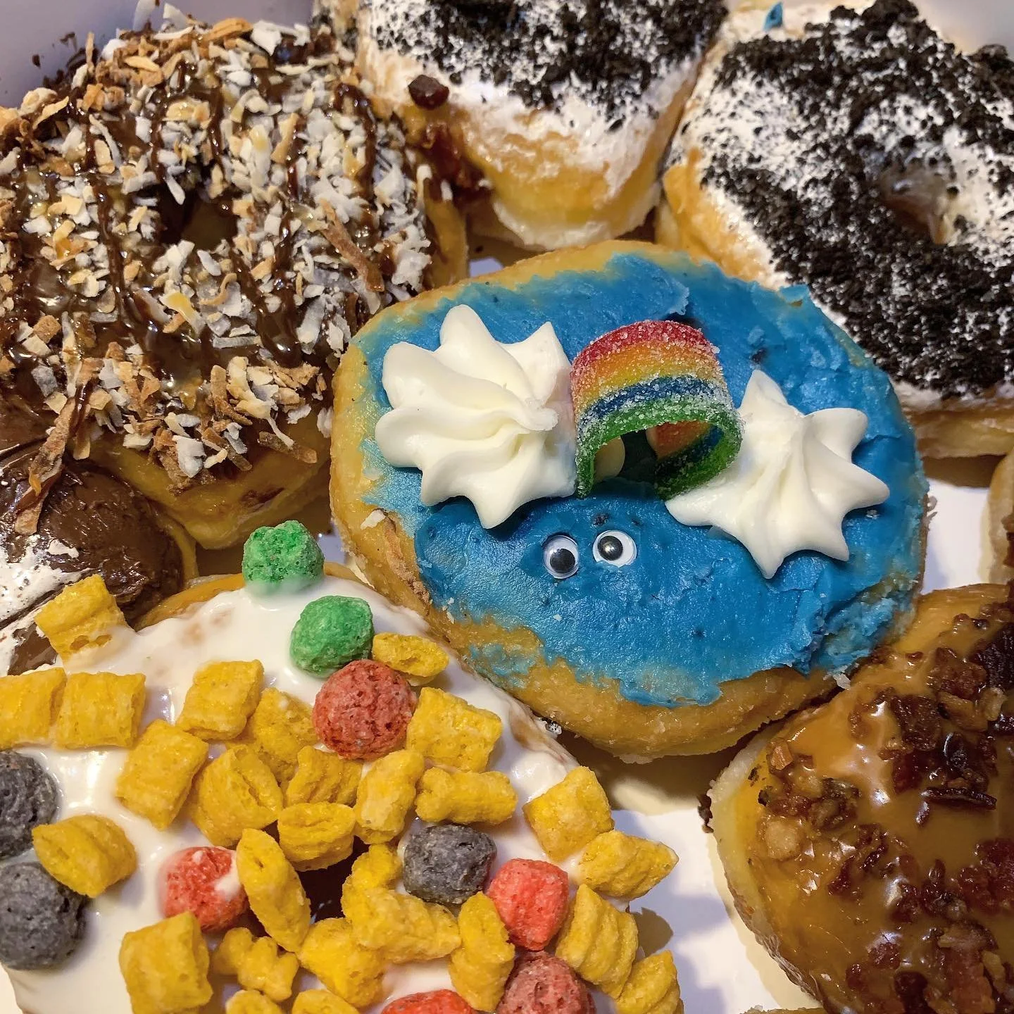 Late night donut run 👀🍩
.
.
#tucsonfoodie #tastingtucson #tucsonmunchies #thisistucson #donuts #doughnuts #amysdonuts #captaincrunch #rainbrow #nutella #googleyeyes #iphonephotography #bacon