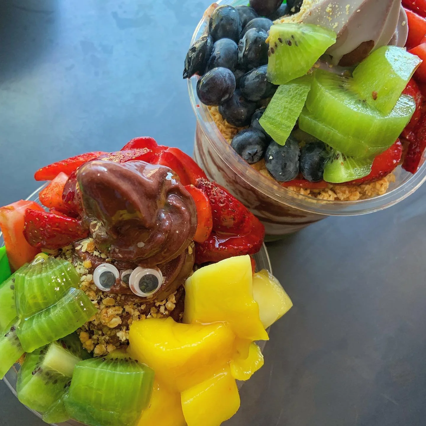 The Brazilian and Volcano a&ccedil;a&iacute; bowls from @berrydivineacai 👀😋
.
.
#acaibowl #tucsonfoodie #downtowntucson #googleyeyes #foodie #foodblogger #blogger #fruits #strawberry #kiwi #mango #blueberry #tucsonmunchies #tastingtucson