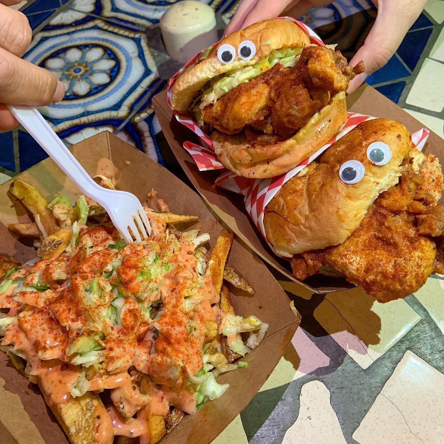2 Nashville hot chicken sandwiches and freshly cut fires smothered in slawvocado and Yonc&eacute; sauce from POPS HOT MF CHICKEN 👀🍗🔥
.
.
#tucsonfoodie #thisistucson #tucsonmunchies #tastingtucson #popshotchicken #tucson #nashville #hotchicken #chi