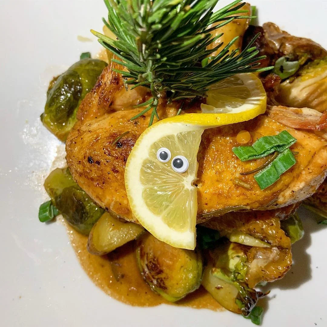 Chicken glazed with roasted garlic butter sauce with seared Brussel sprouts and fingerling potatoes 👀🍗🍋
.
.
#sandiego #sandiegofood #sandiegofoodies #tastingsandiego #chicken #brusselsprouts #dinner #iphonephotography #foodblogger