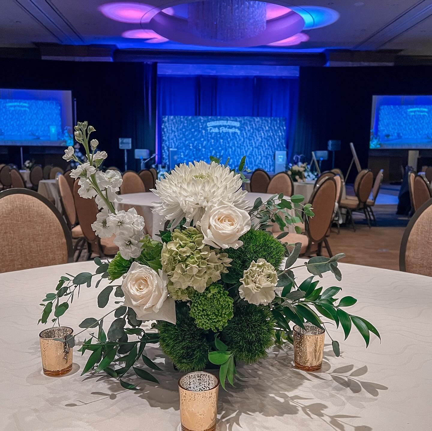 Whites, Neutrals&hellip;.a classic &amp; timeless moment&hellip;but with a twist of Bree.🌿🤍

I can dig it. 

When @dallasregionalchamber reaches out for mini florals for their farewell dinner for their CEO&hellip;.you say yes. 

The Dallas Regional