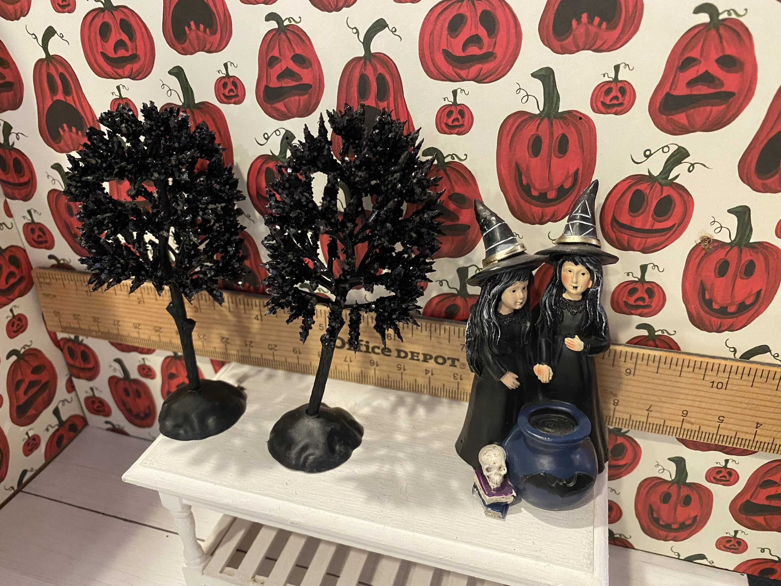 Miniature Black Trees, Two Witches w/Cauldron Figure, 1:12