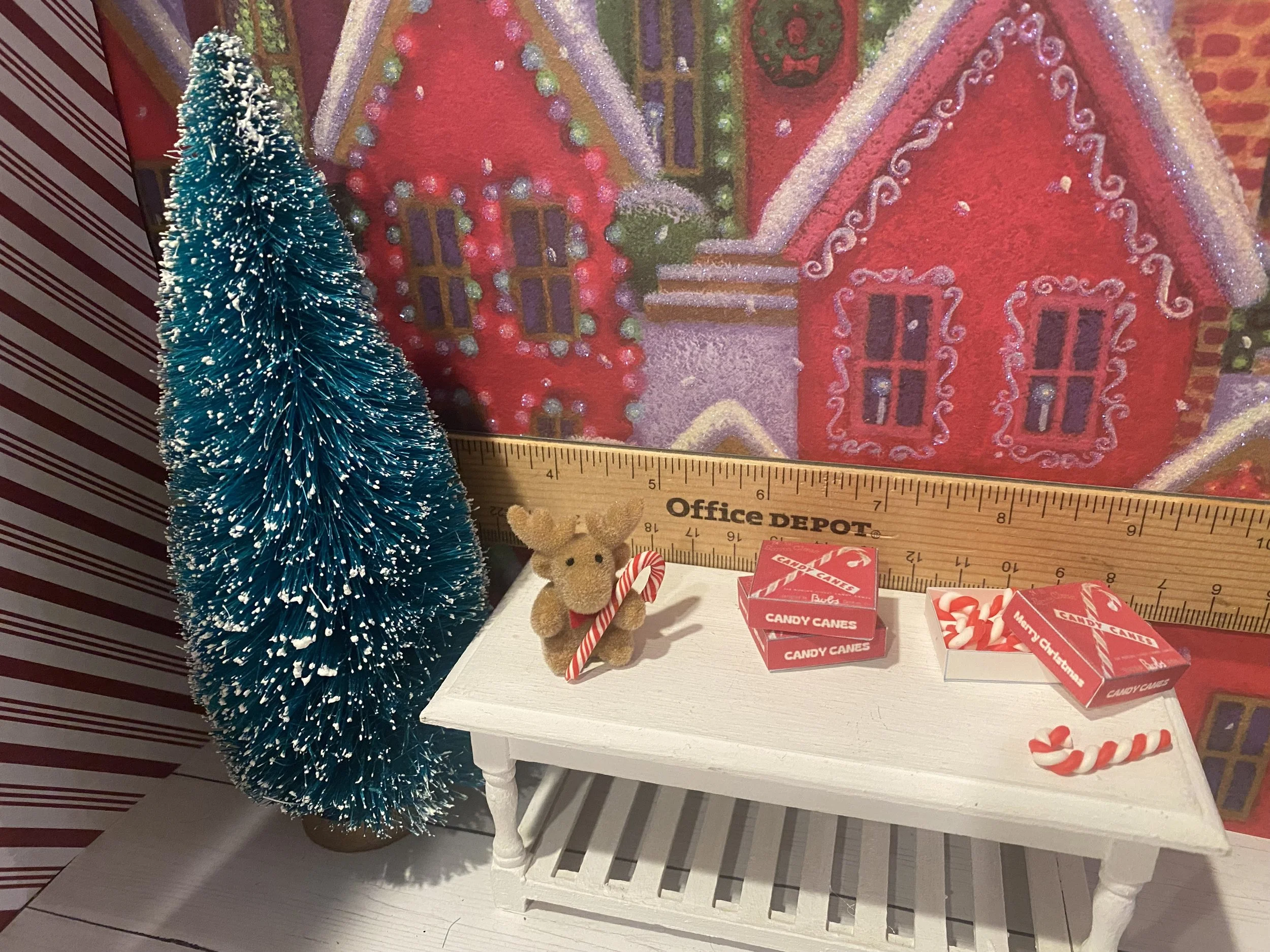 Big Christmas Tree, Flocked Moose w/Candy Cane, Box of Candy Canes, 1:12