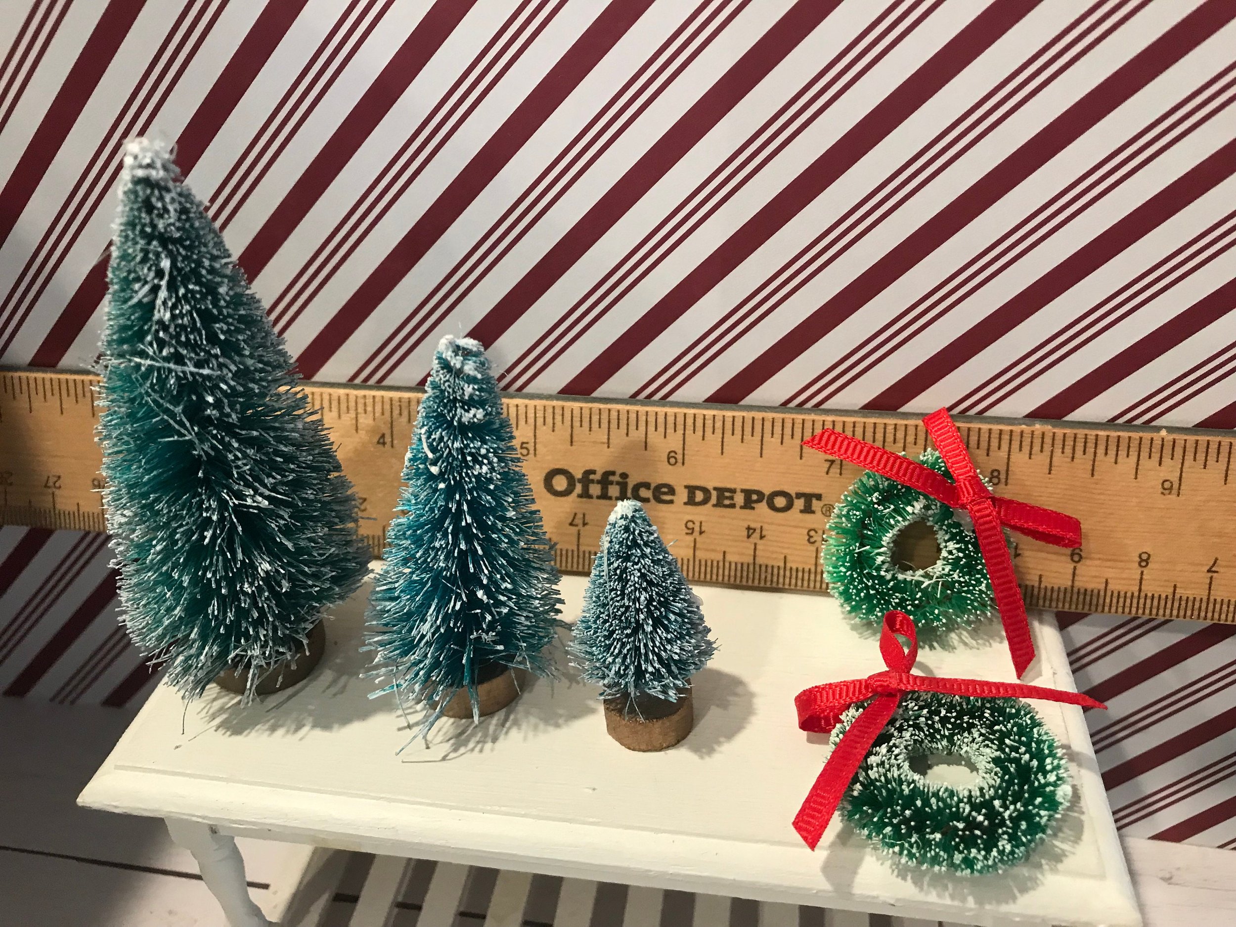 Miniature Christmas Tree Set, Bottlebrush Wreaths, 1:12