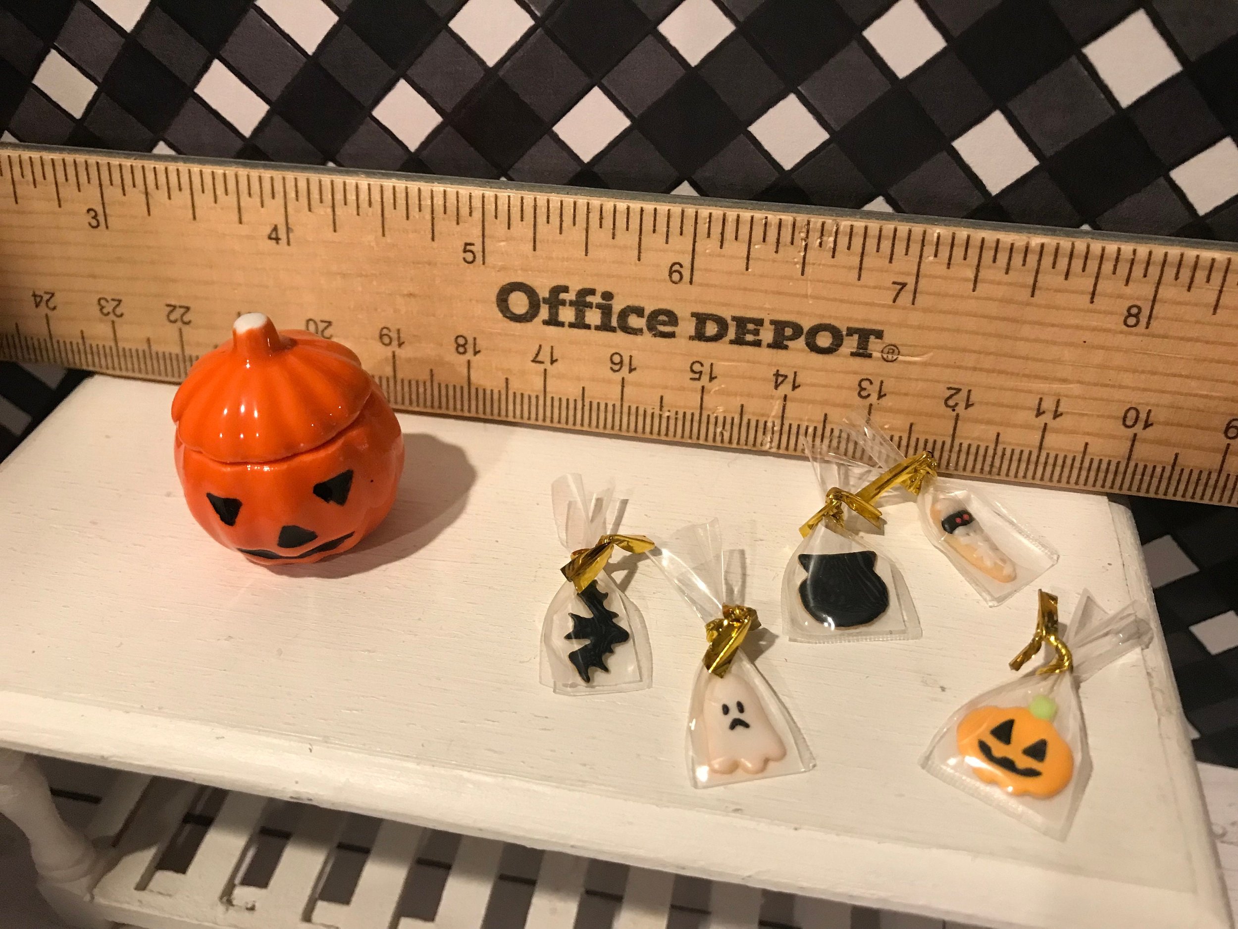 Miniature Halloween Gingerbread House, Cookies, Pumpkin Cookie Jar, 1:12
